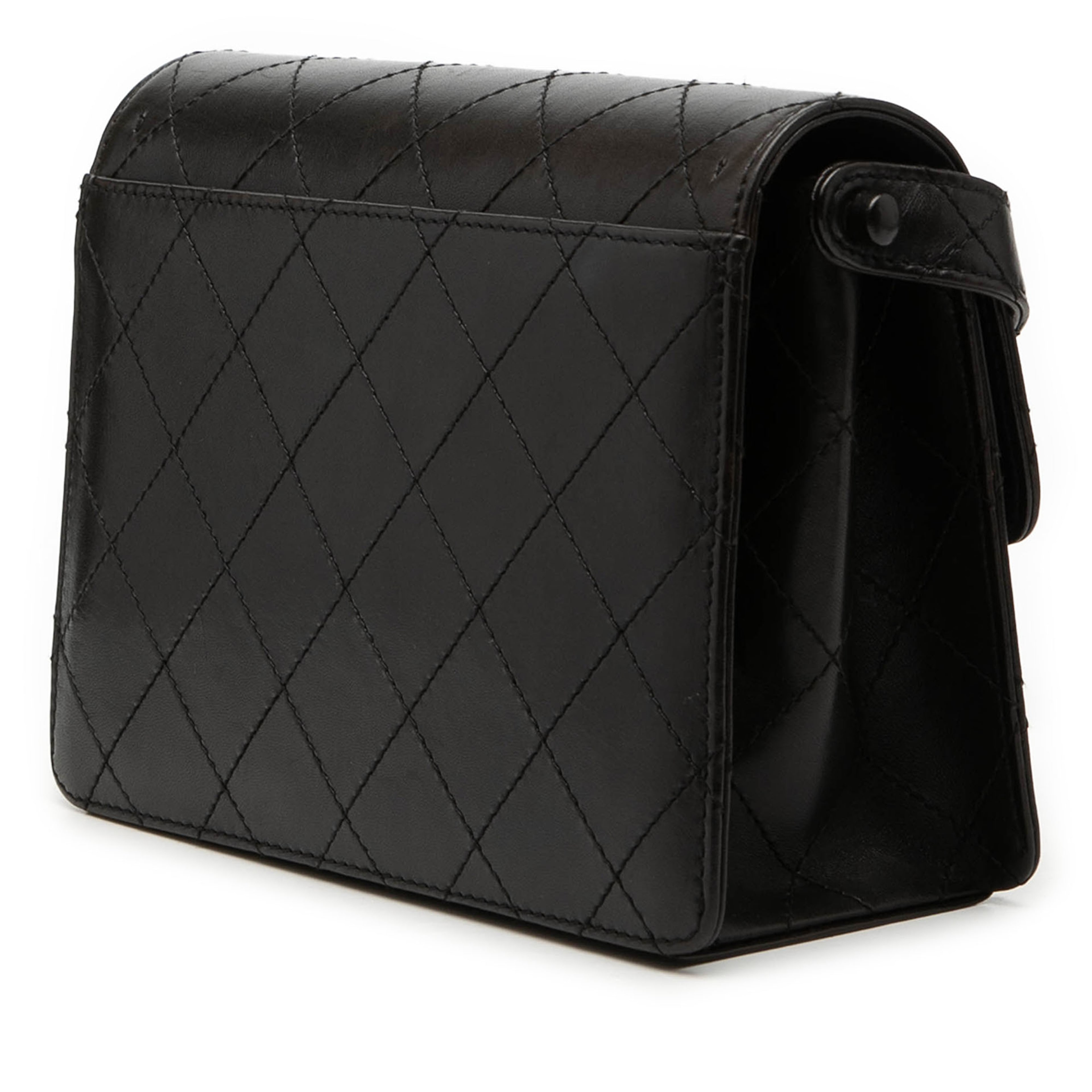 Chanel Cc Quilted Lambskin Flap Shoulder Bag, från Luxclusif, i färgen svart. Klicka för att öppna bilden i stort format