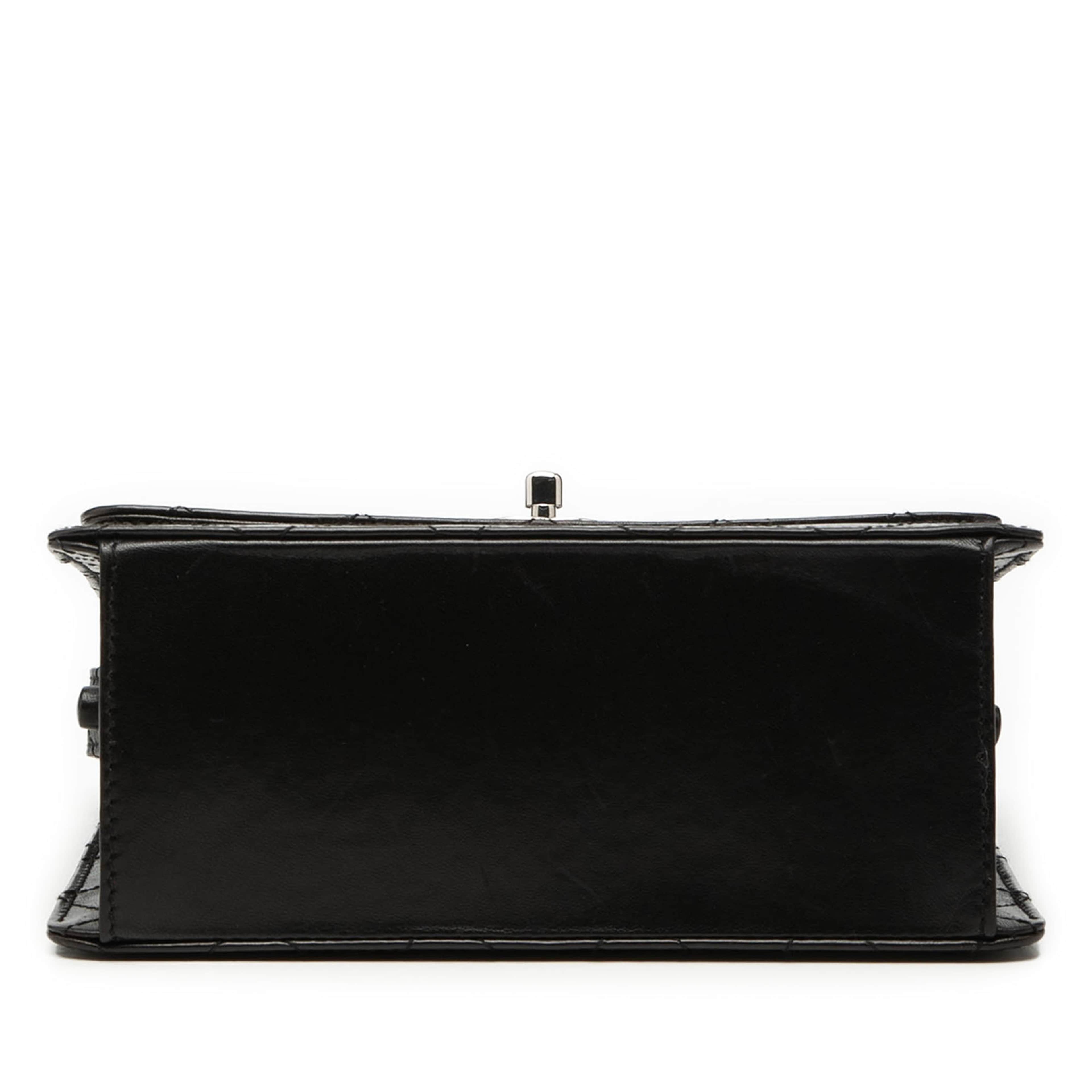 Chanel Cc Quilted Lambskin Flap Shoulder Bag, från Luxclusif, i färgen svart. Klicka för att öppna bilden i stort format