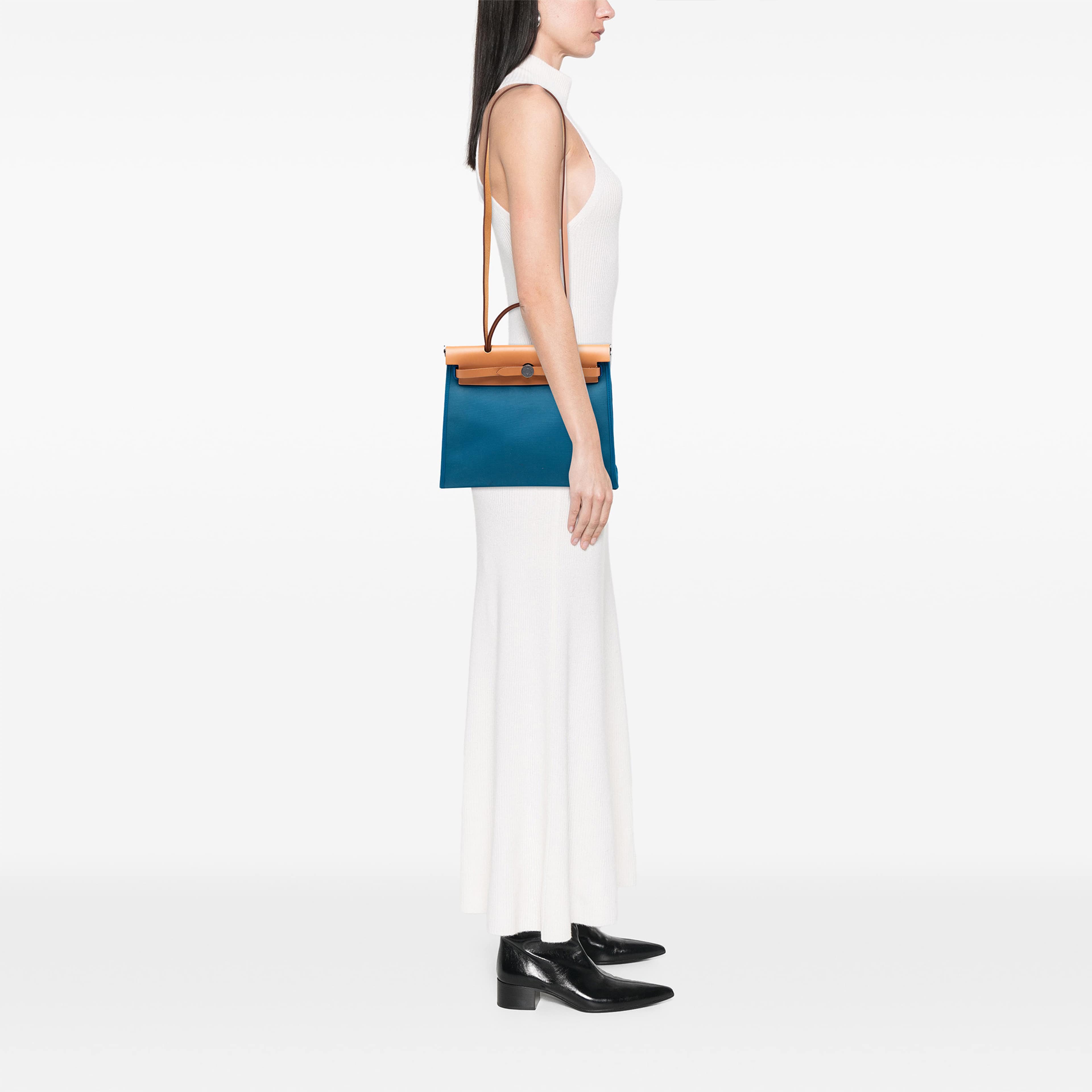 Hermès Toile Herbag Zip 31, från Luxclusif, i färgen blå. Klicka för att öppna bilden i stort format