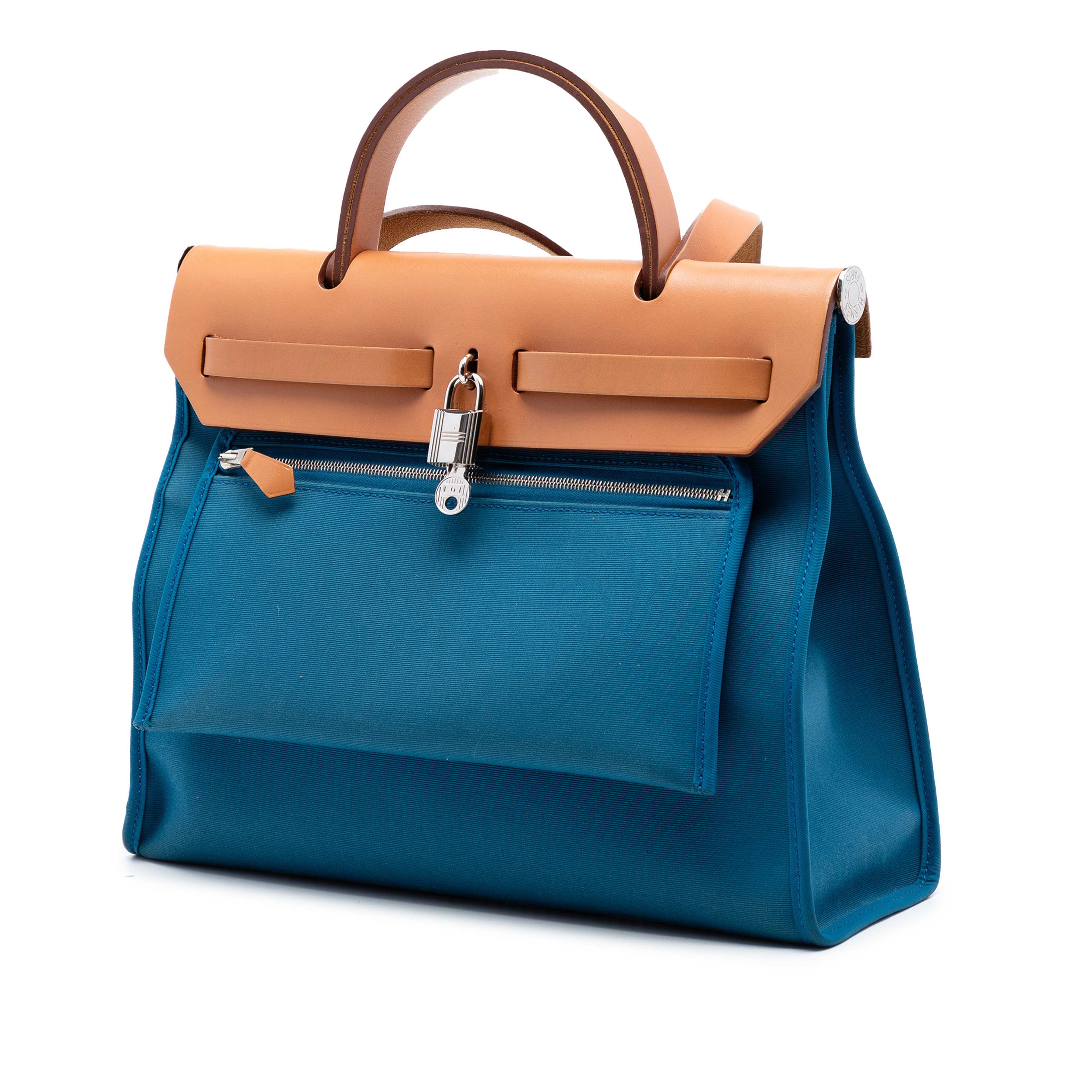 Hermès Toile Herbag Zip 31, från Luxclusif, i färgen blå. Klicka för att öppna bilden i stort format