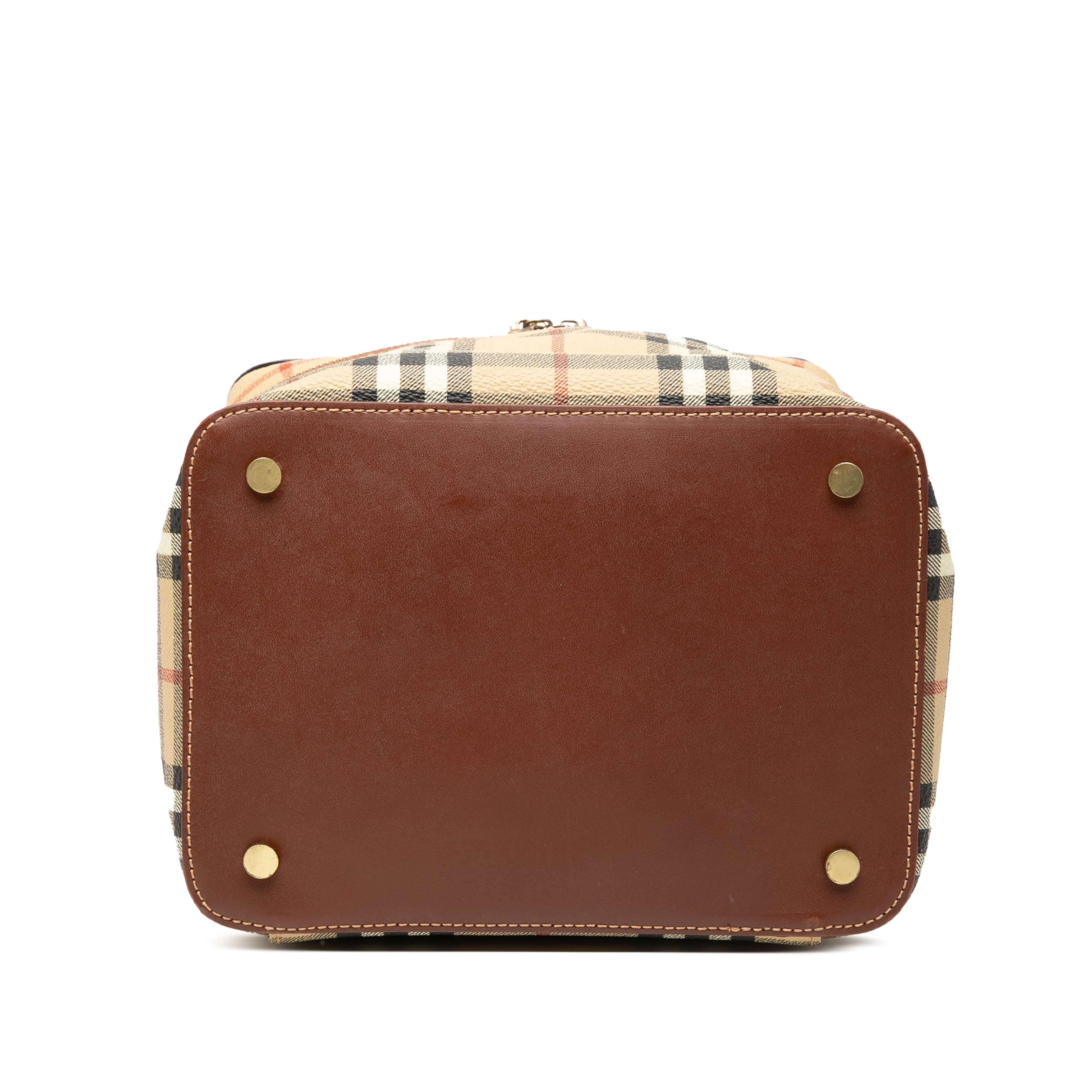 Burberry Haymarket Check Coated Canvas Vanity Bag, från Luxclusif, i färgen beige. Klicka för att öppna bilden i stort format