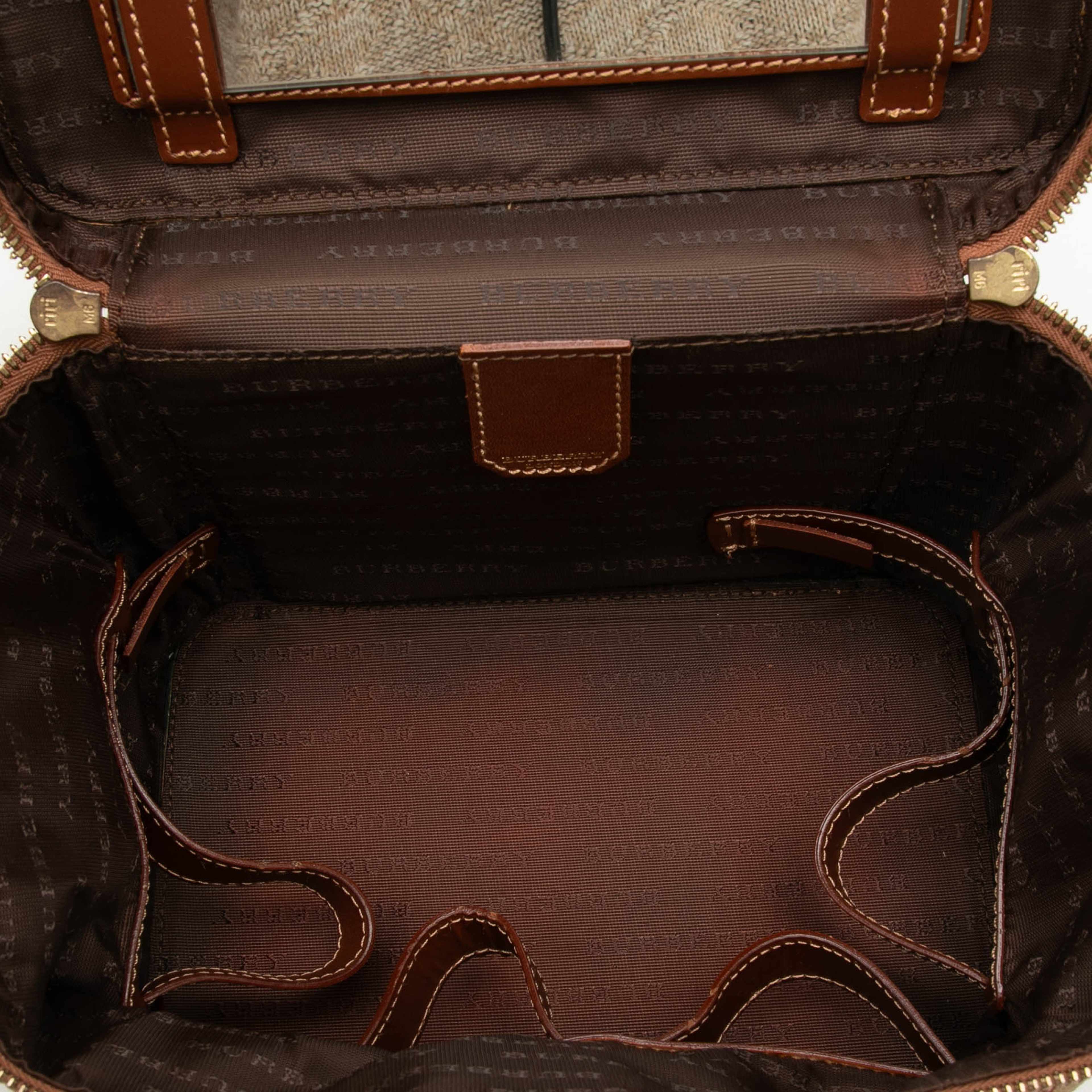 Burberry Haymarket Check Coated Canvas Vanity Bag, från Luxclusif, i färgen beige. Klicka för att öppna bilden i stort format