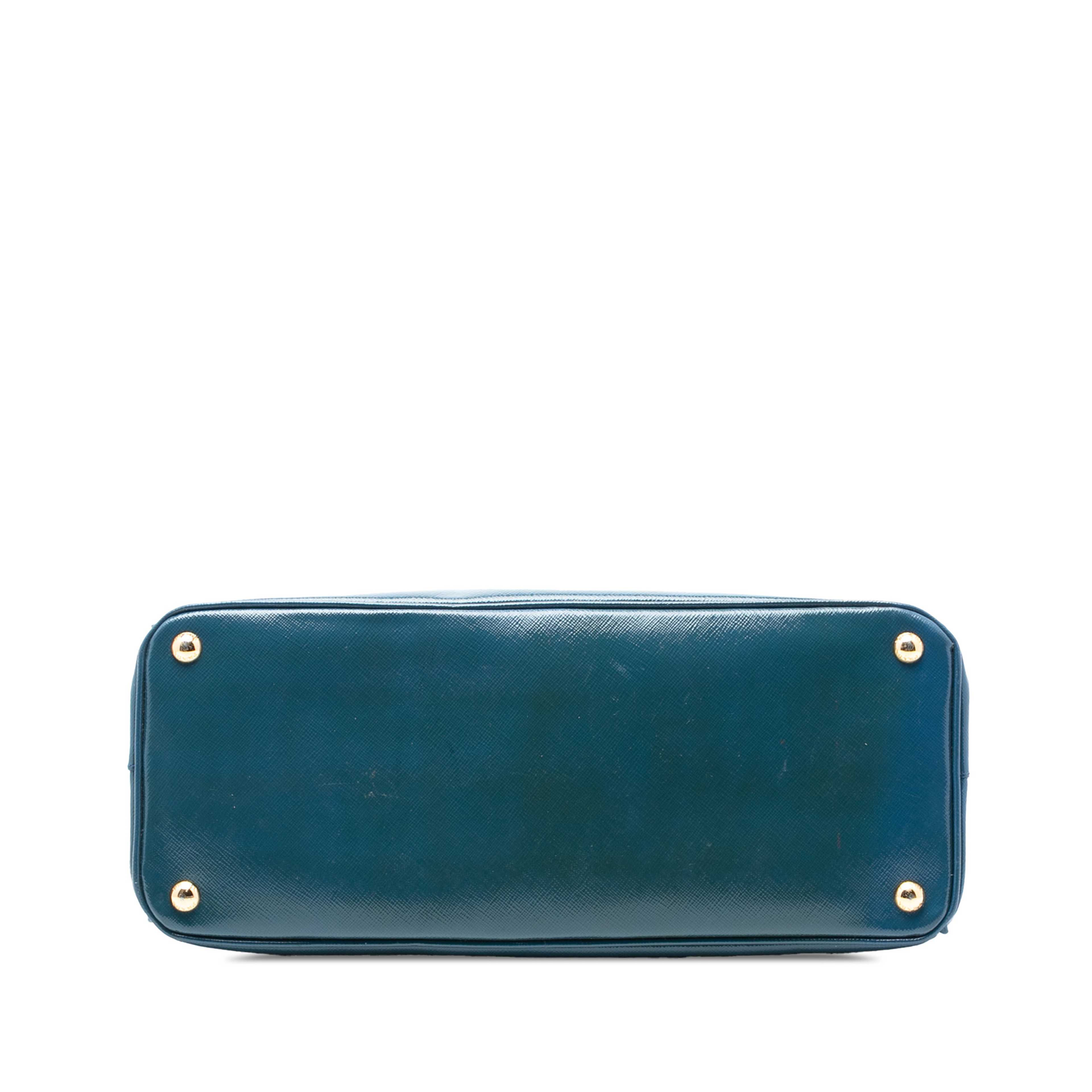 Prada Medium Saffiano Vernice Parabole Tote, från Luxclusif, i färgen blue. Klicka för att öppna bilden i stort format