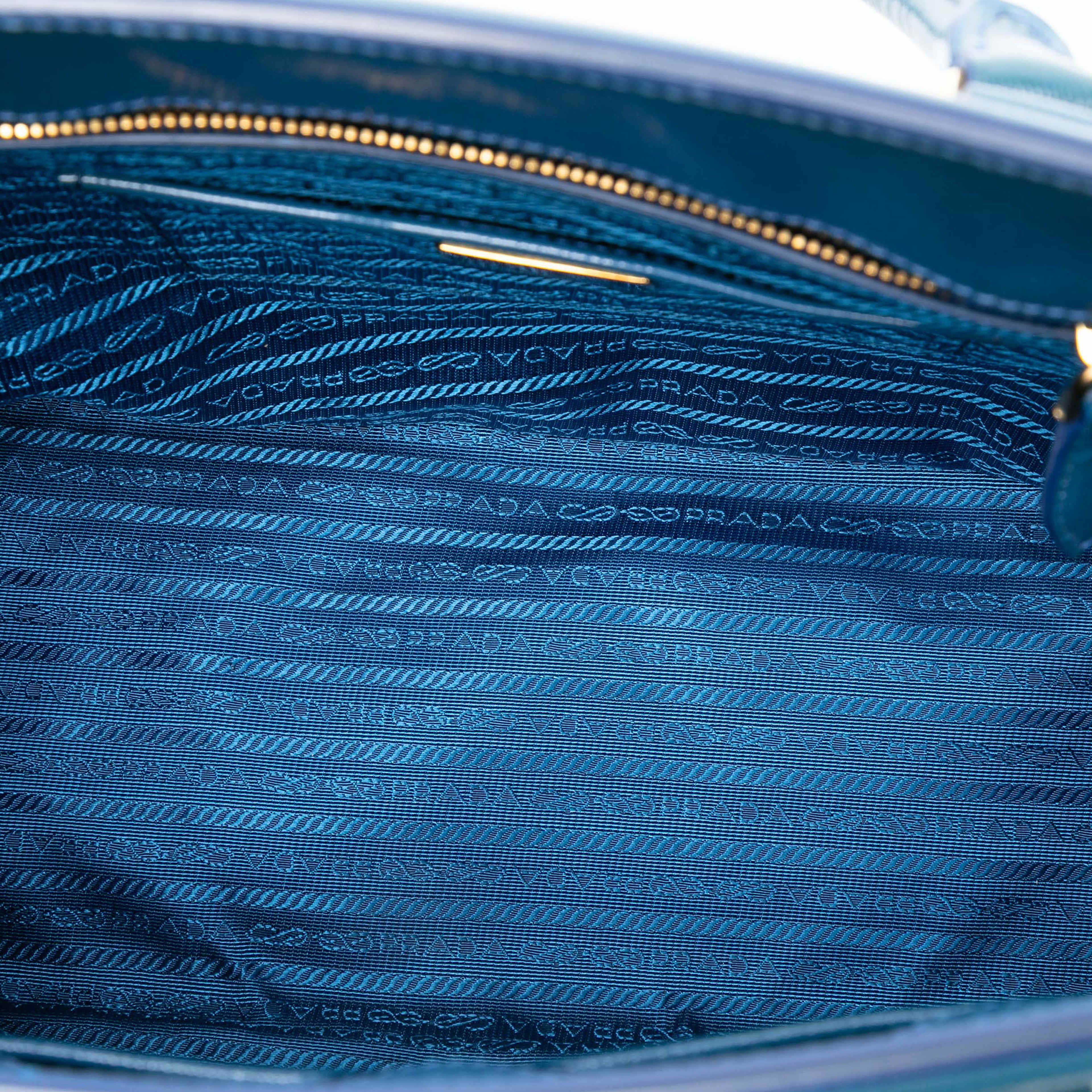 Prada Medium Saffiano Vernice Parabole Tote, från Luxclusif, i färgen blue. Klicka för att öppna bilden i stort format