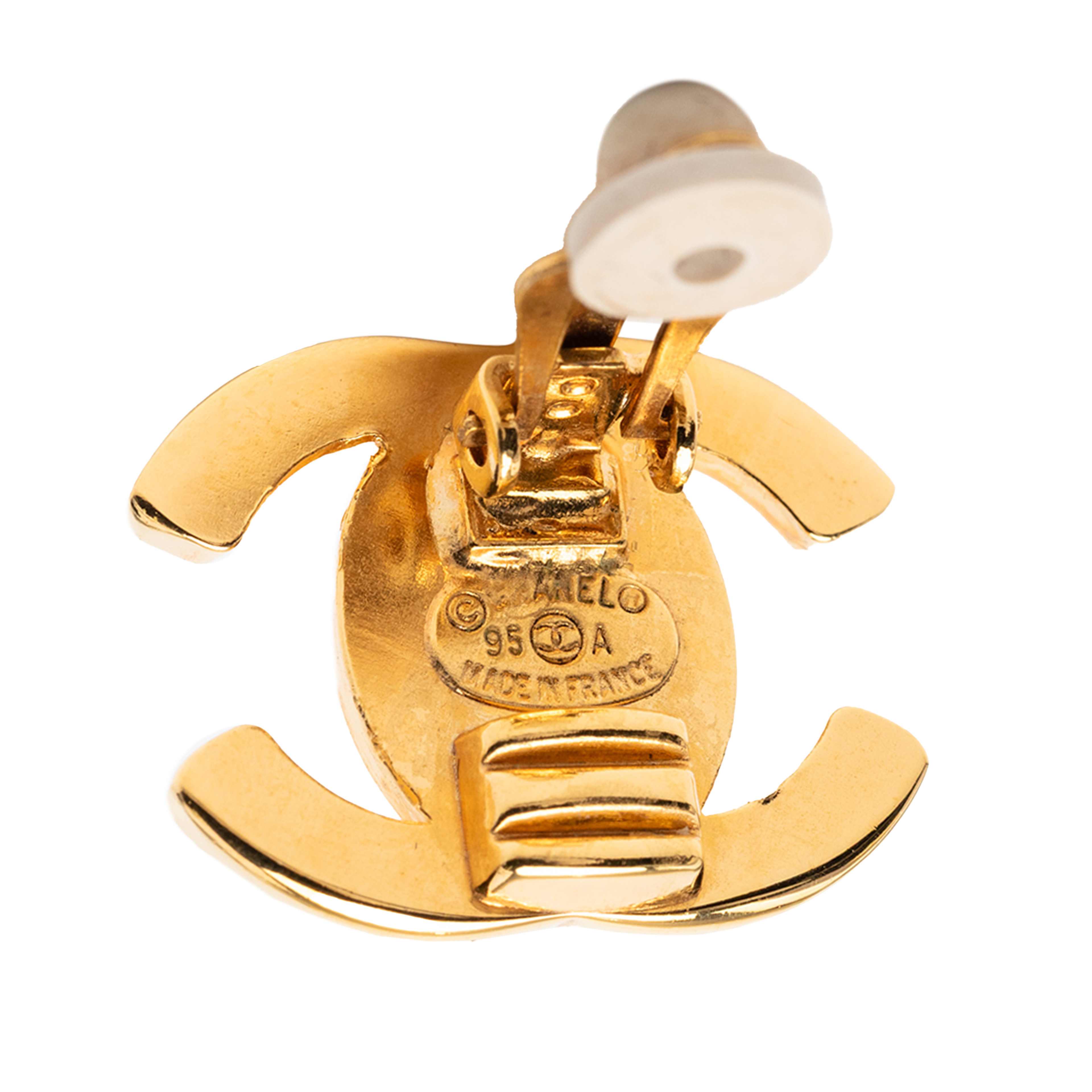 Chanel Gold Plated Cc Turn Lock Clip On Earrings, från Luxclusif, i färgen gold. Klicka för att öppna bilden i stort format