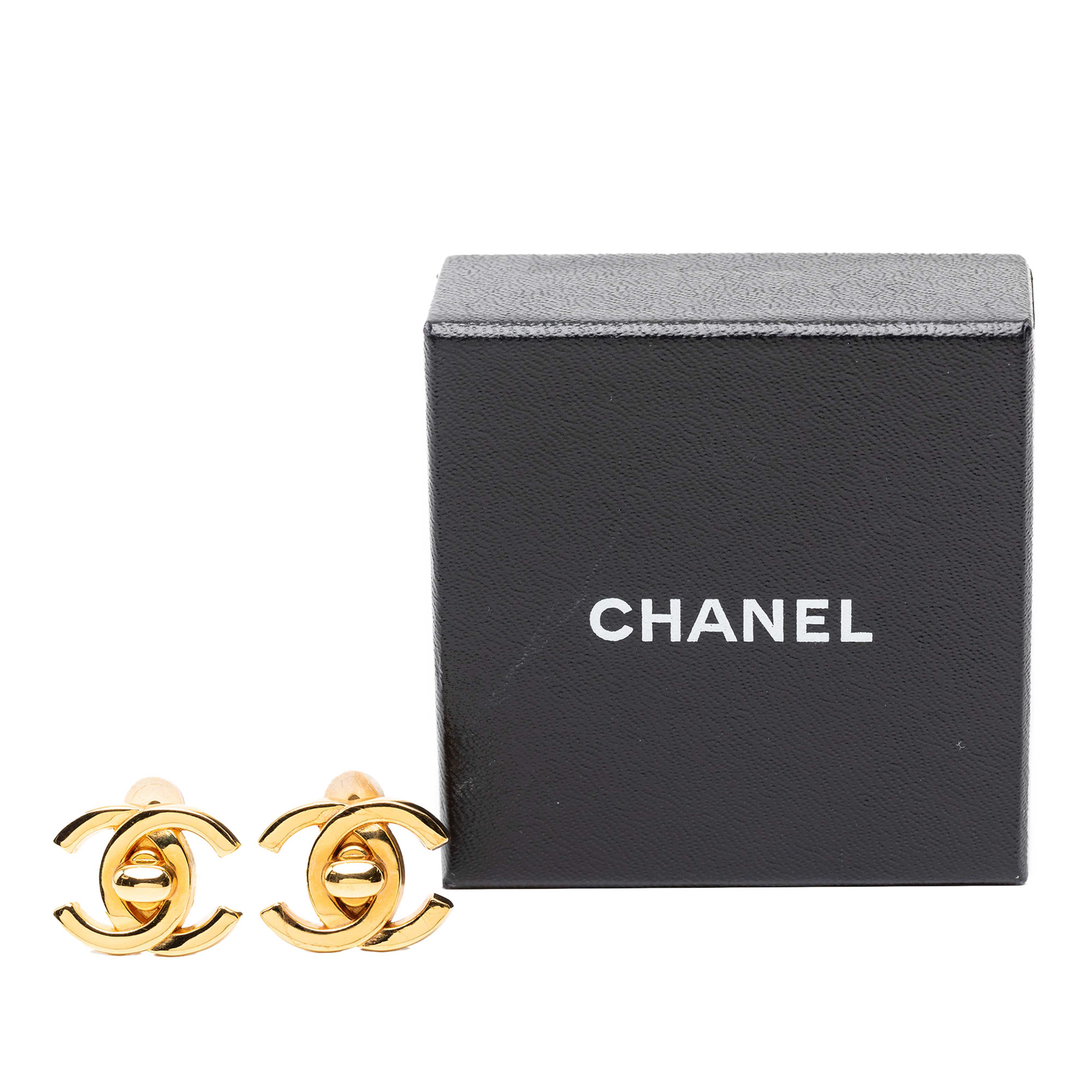 Chanel Gold Plated Cc Turn Lock Clip On Earrings, från Luxclusif, i färgen gold. Klicka för att öppna bilden i stort format