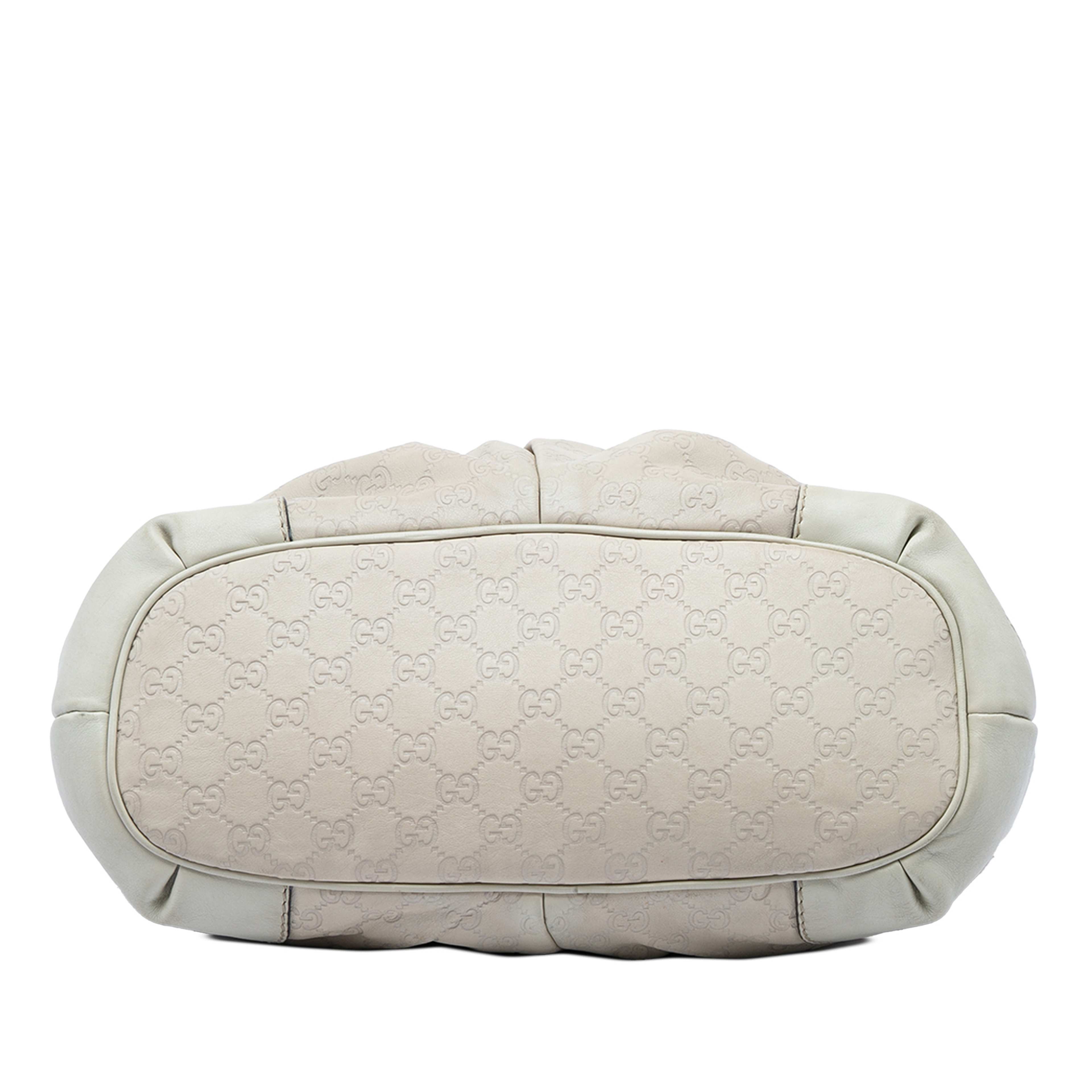 Gucci Guccissima Sukey Satchel, från Luxclusif, i färgen vit. Klicka för att öppna bilden i stort format