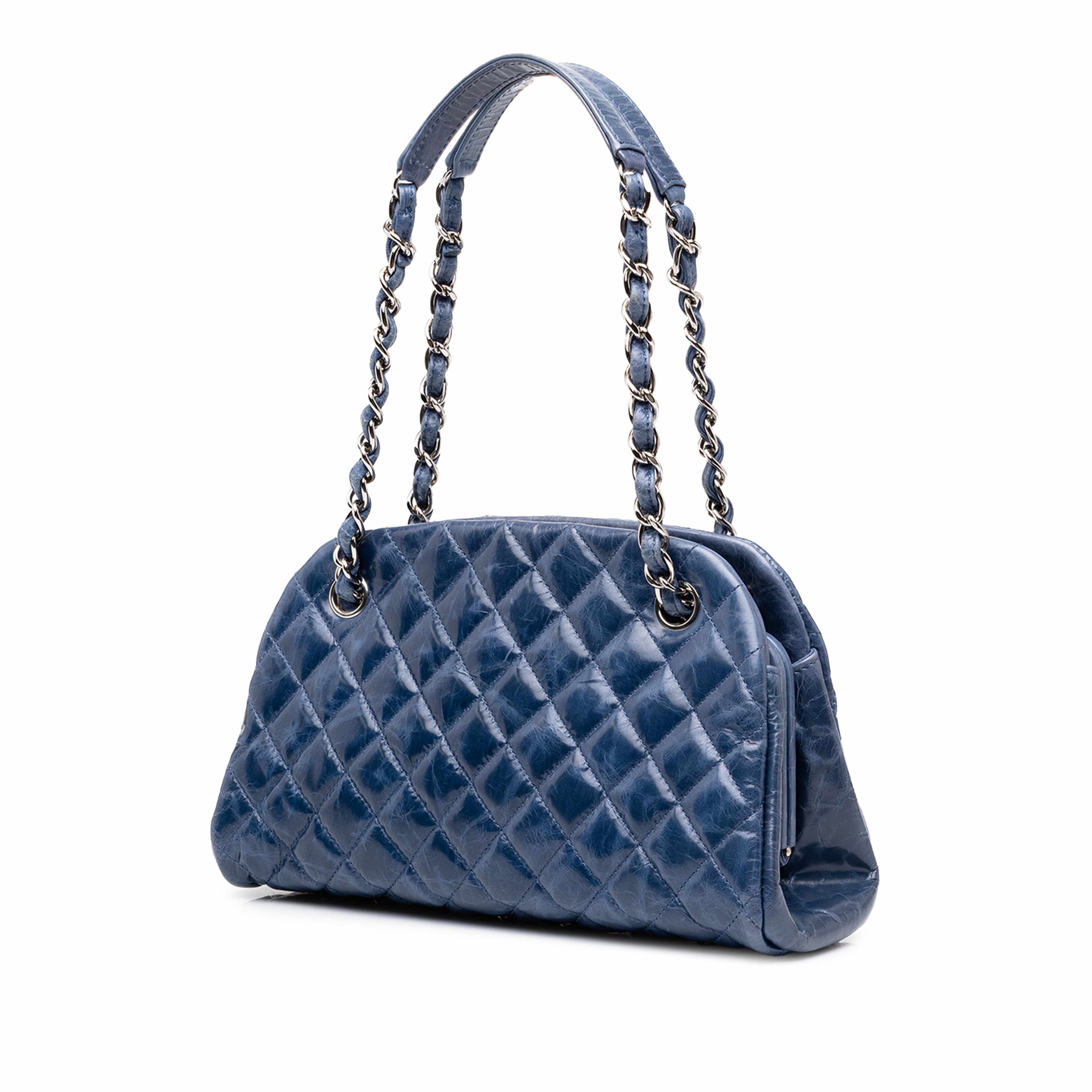 Chanel Small Aged Calfskin Just Mademoiselle Bowling Bag, från Luxclusif, i färgen blå. Klicka för att öppna bilden i stort format
