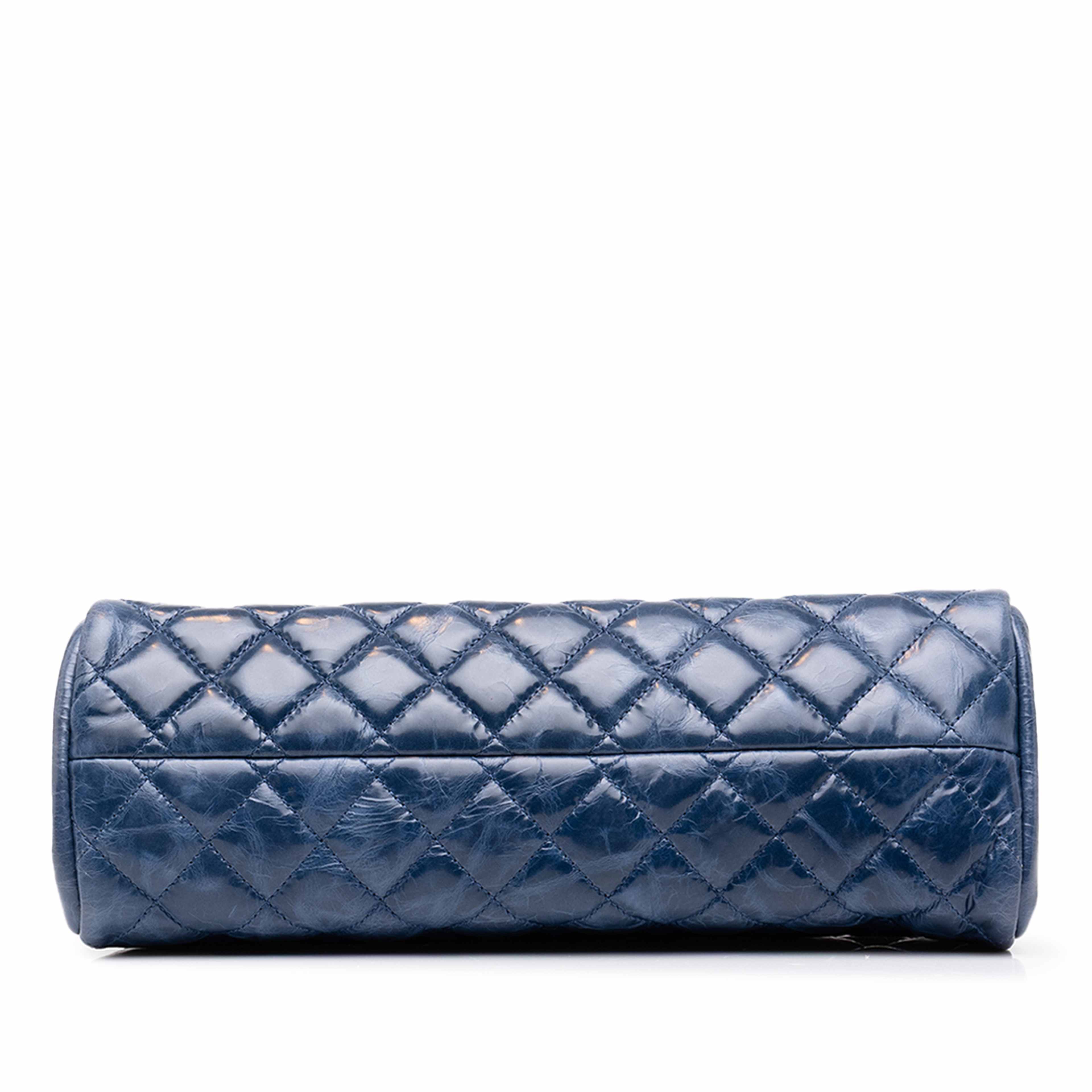 Chanel Small Aged Calfskin Just Mademoiselle Bowling Bag, från Luxclusif, i färgen blå. Klicka för att öppna bilden i stort format