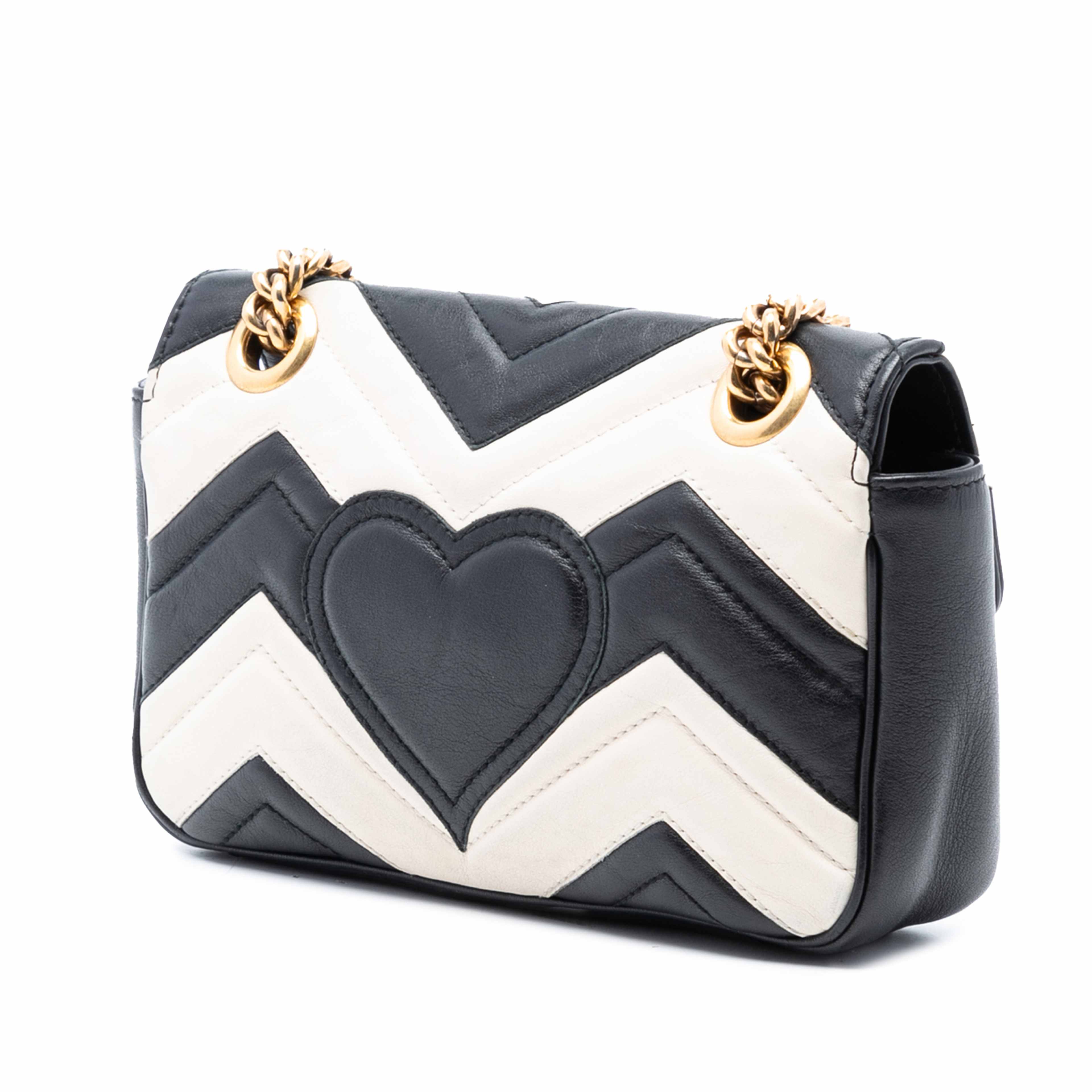 Gucci Small Gg Marmont Matelasse Leather Shoulder Bag, från Luxclusif, i färgen black. Klicka för att öppna bilden i stort format