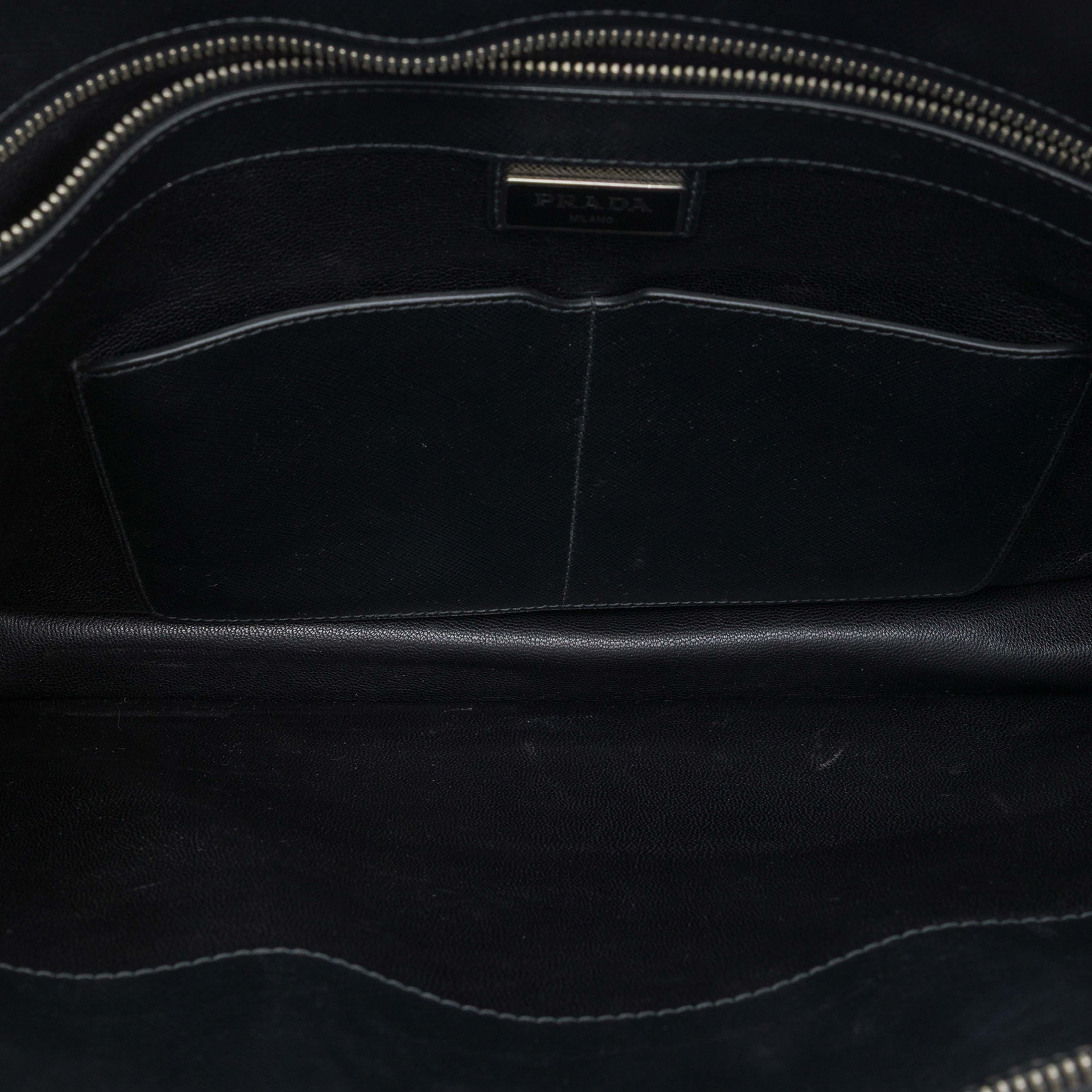 Prada Saffiano Cuir Travel Front Zip Pocket Briefcase, från Luxclusif, i färgen svart. Klicka för att öppna bilden i stort format