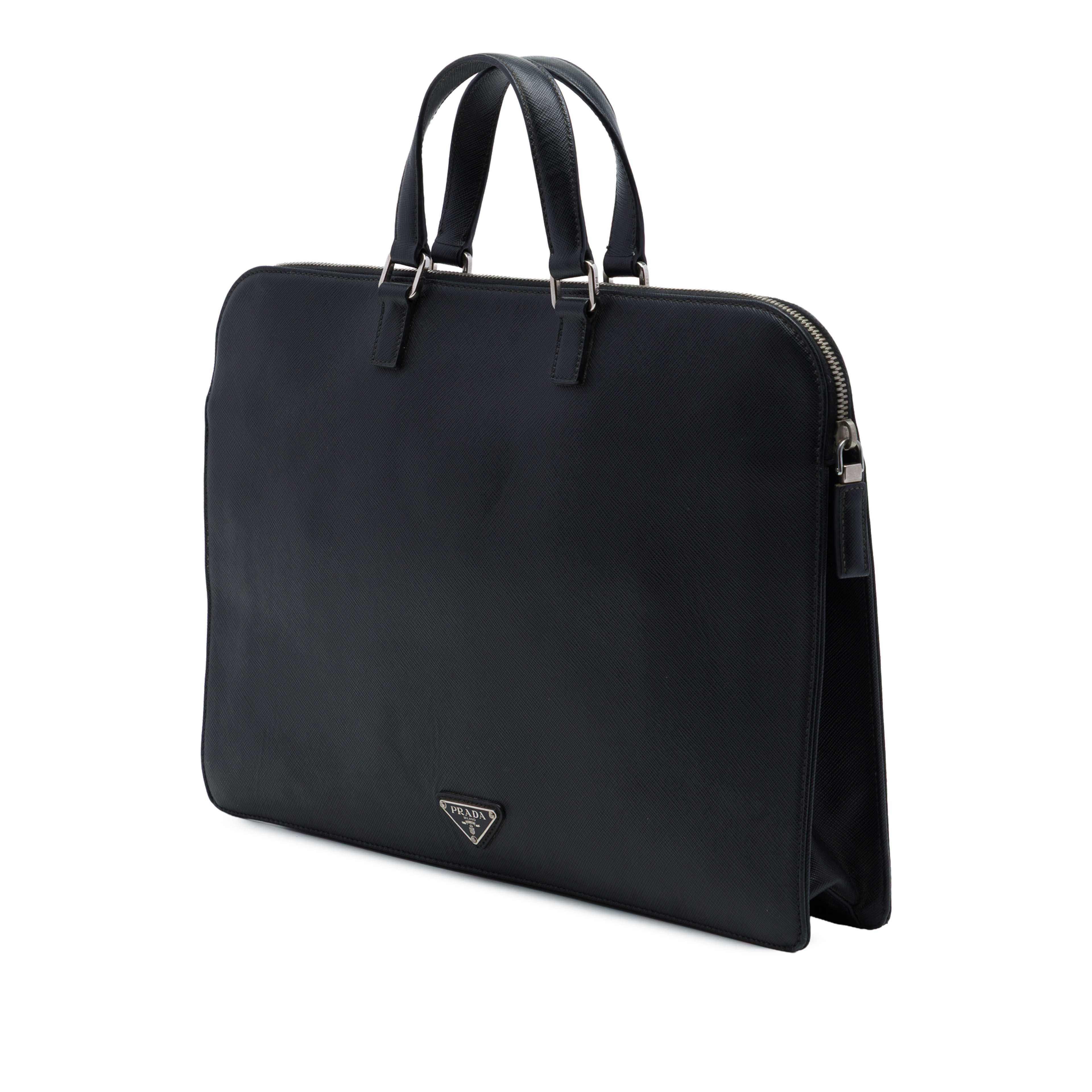 Prada Saffiano Cuir Travel Front Zip Pocket Briefcase, från Luxclusif, i färgen svart. Klicka för att öppna bilden i stort format