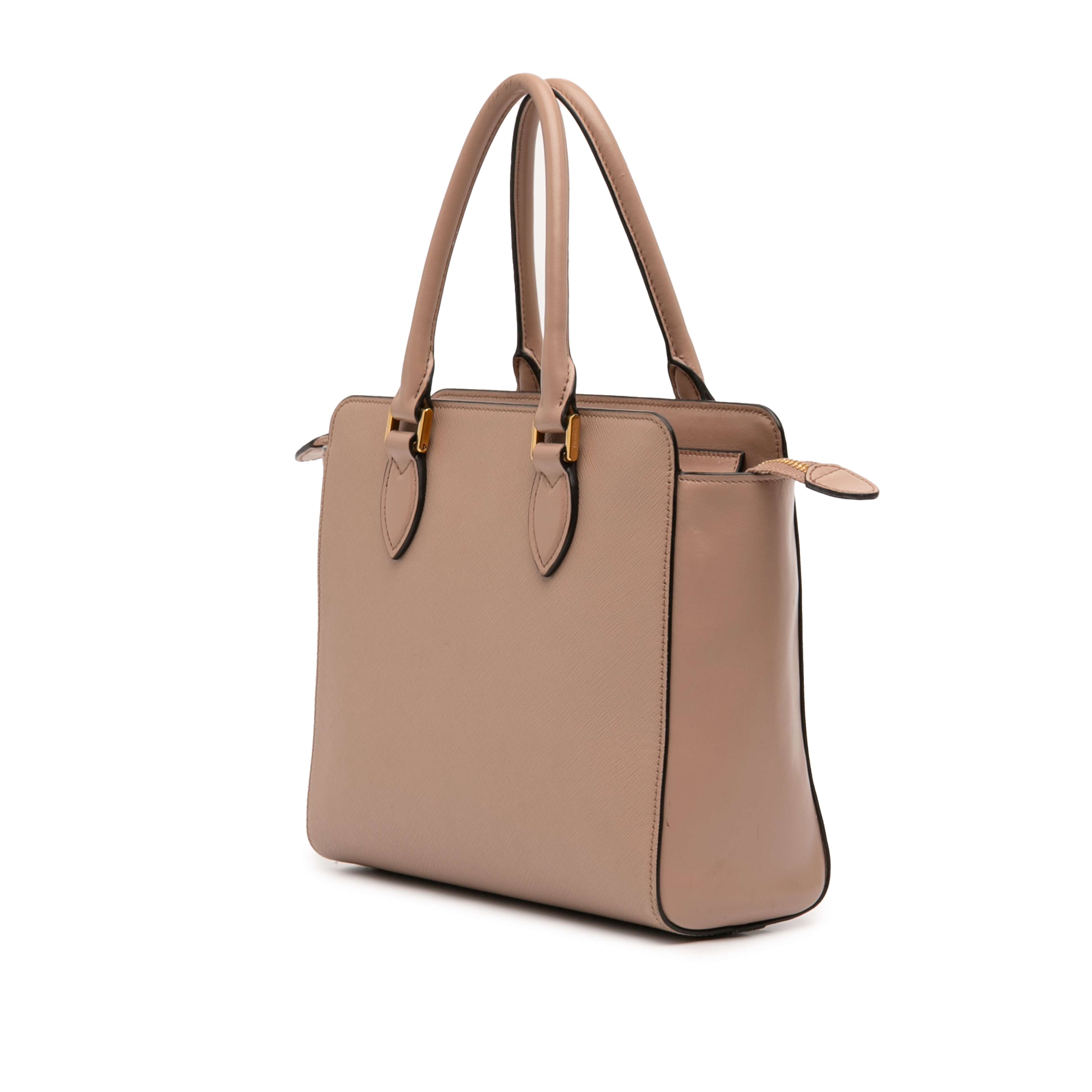 Prada Soft Calf Trimmed Saffiano Lux Zip Convertible Tote, från Luxclusif, i färgen light brown. Klicka för att öppna bilden i stort format