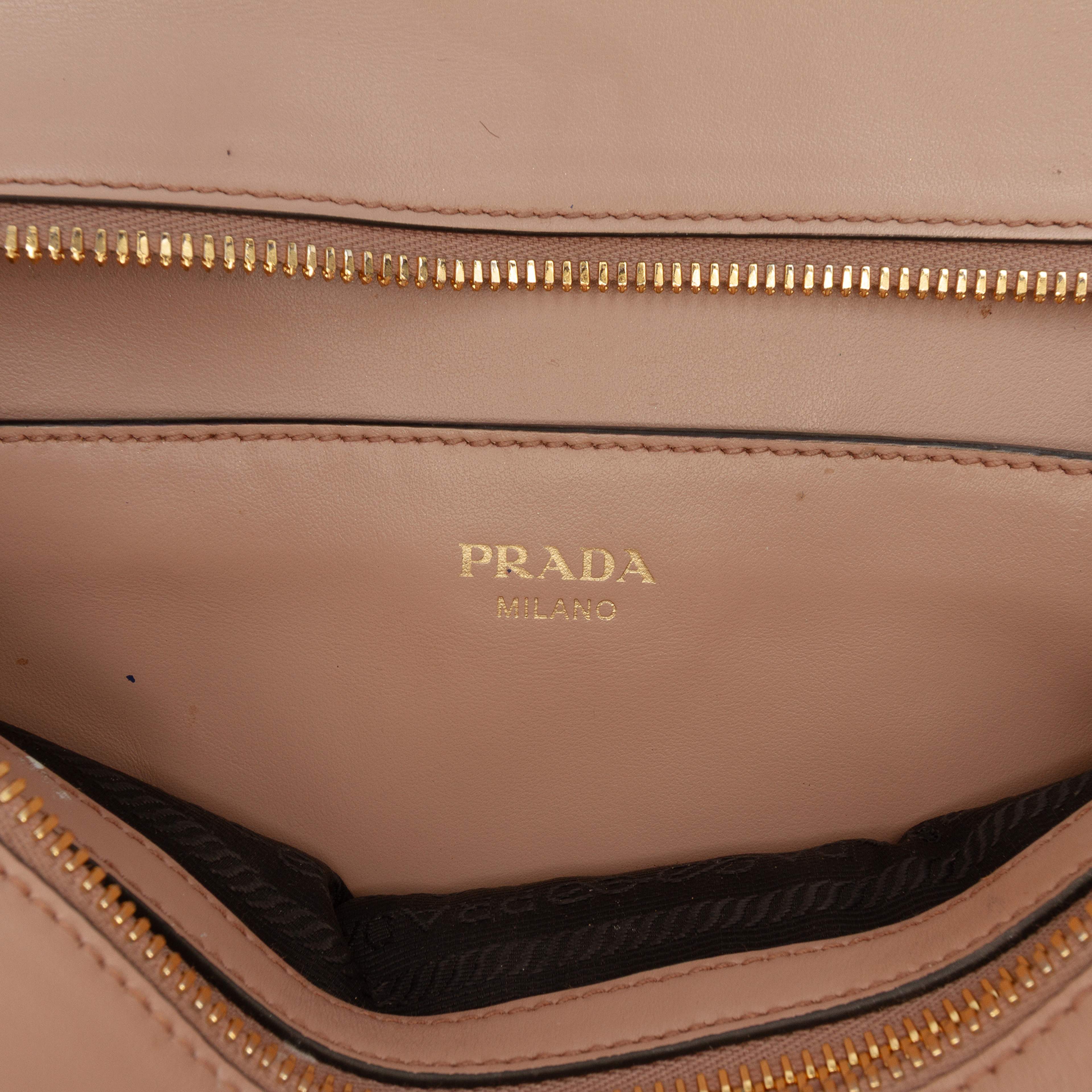 Prada Soft Calf Trimmed Saffiano Lux Zip Convertible Tote, från Luxclusif, i färgen light brown. Klicka för att öppna bilden i stort format