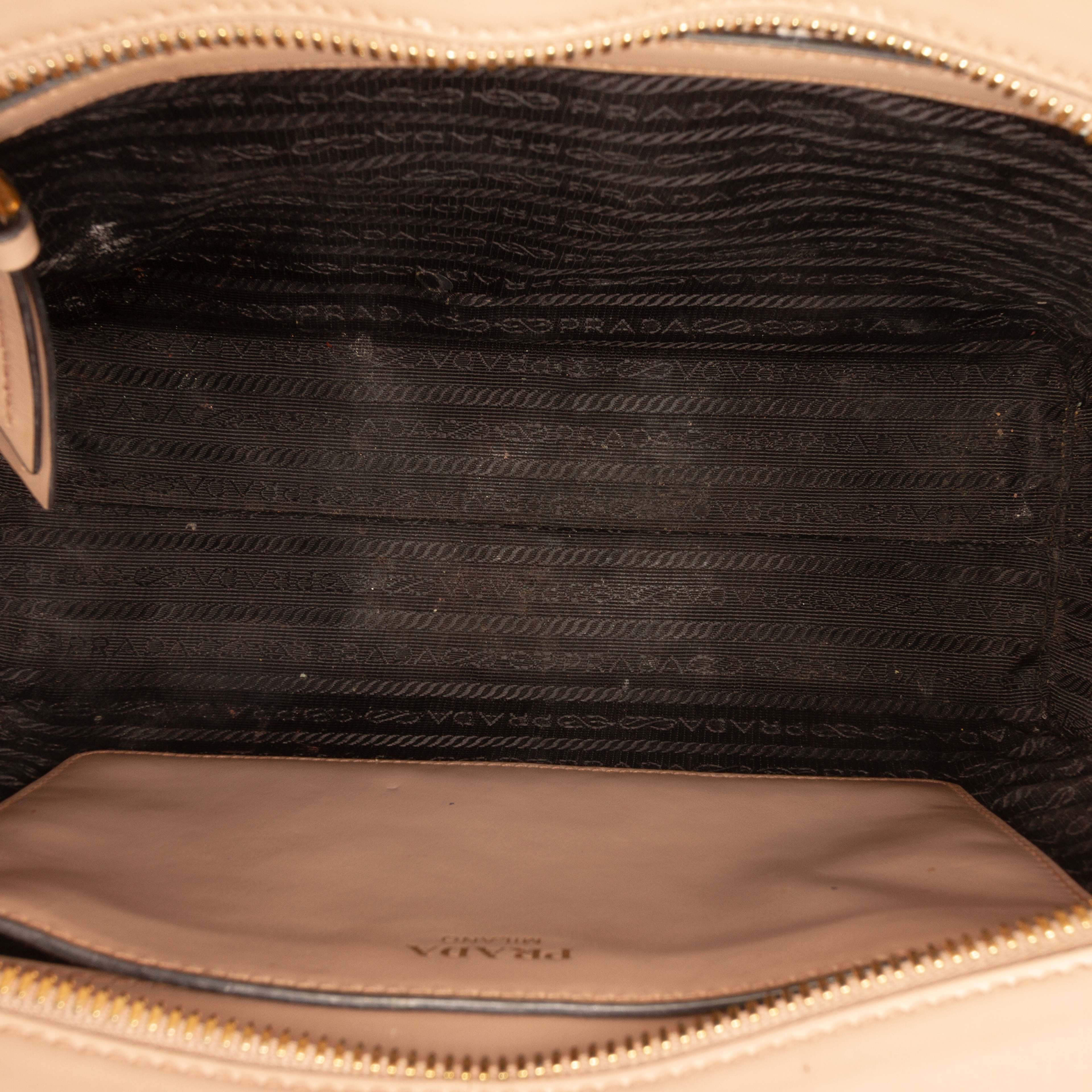 Prada Soft Calf Trimmed Saffiano Lux Zip Convertible Tote, från Luxclusif, i färgen light brown. Klicka för att öppna bilden i stort format