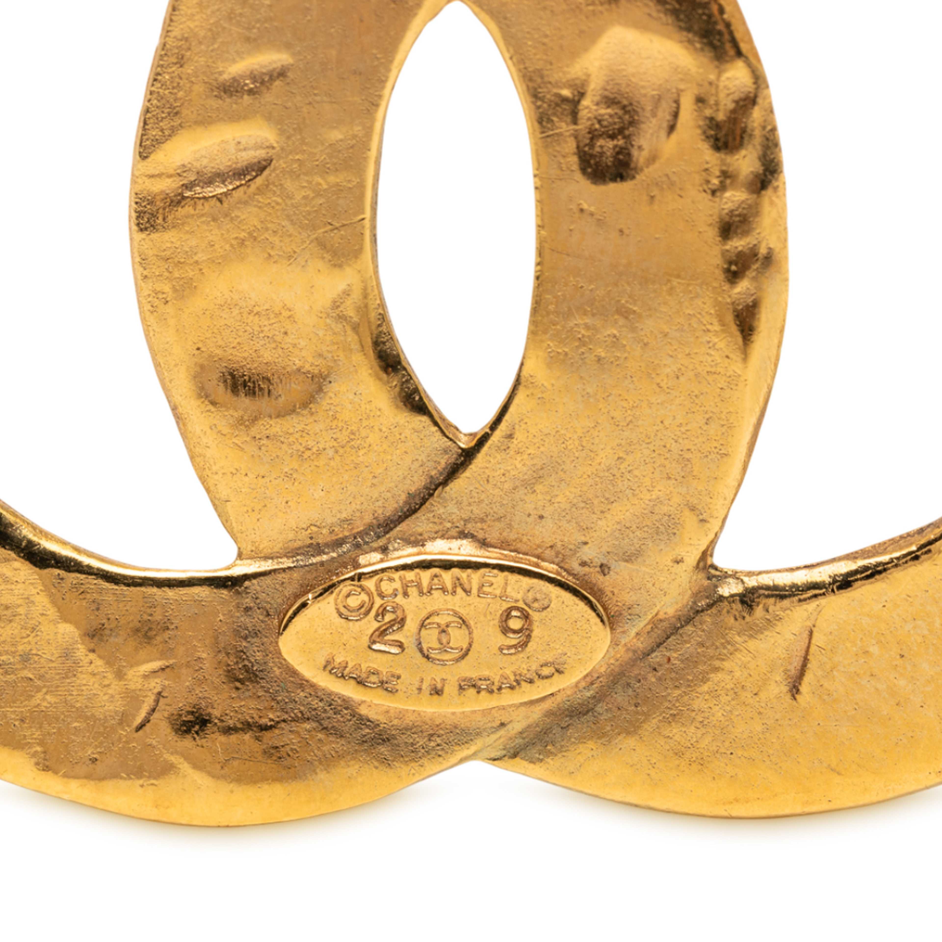 Chanel Cc Gold Plated Woven Brooch, från Luxclusif, i färgen gold. Klicka för att öppna bilden i stort format