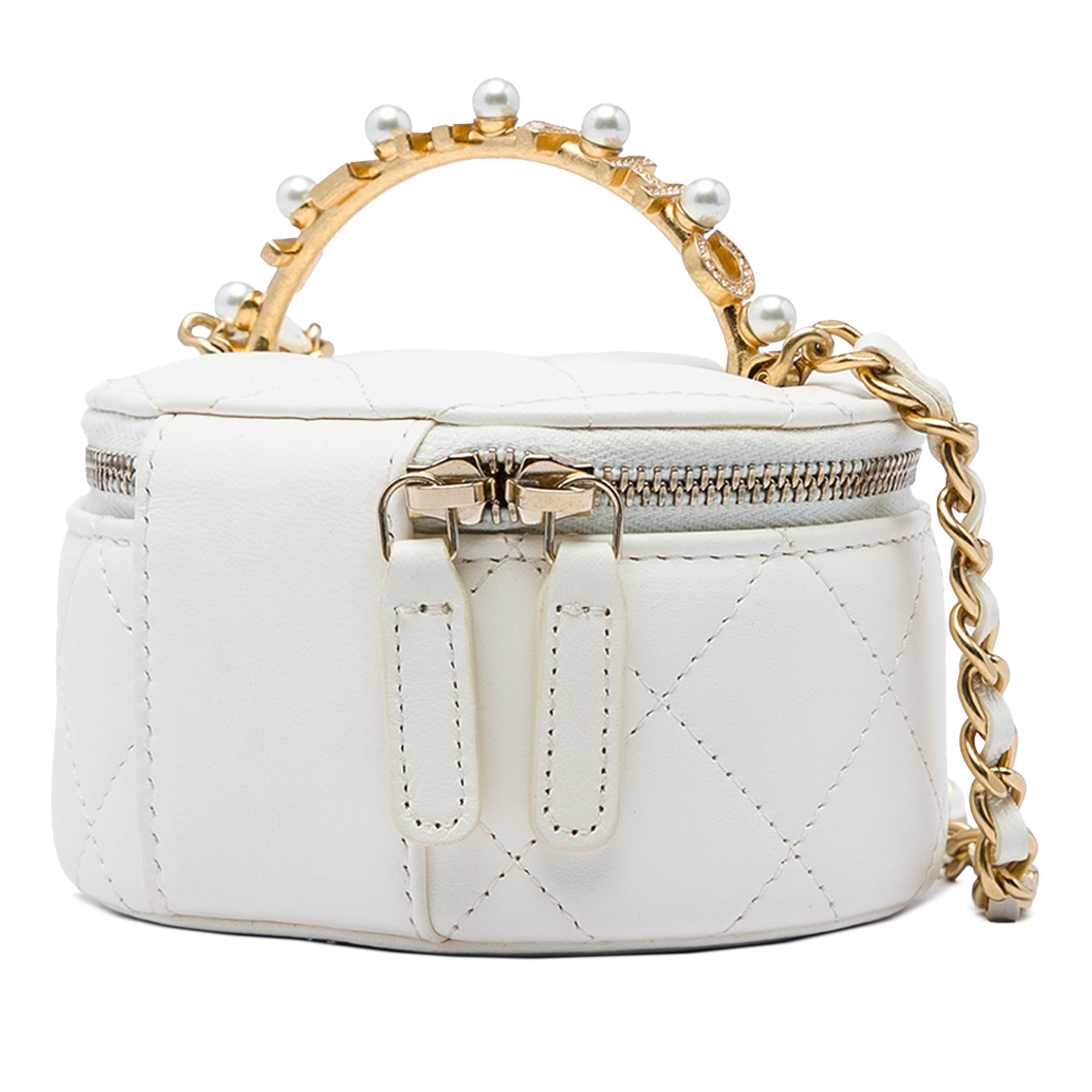 Chanel Cc Quilted Lambskin Crystal Pearly Girl Round Top Handle Vanity Case With Chain, från Luxclusif, i färgen vit. Klicka för att öppna bilden i stort format