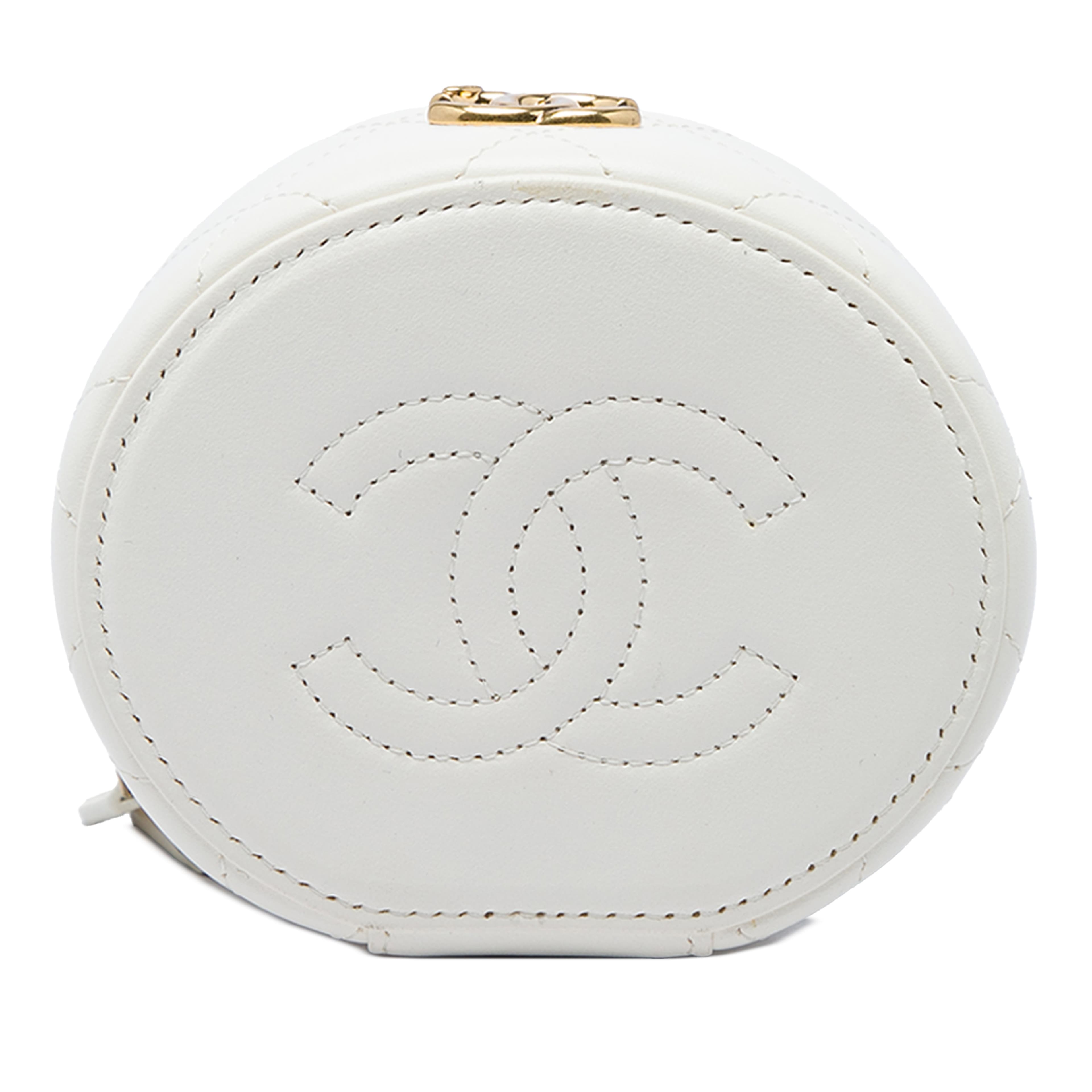 Chanel Cc Quilted Lambskin Crystal Pearly Girl Round Top Handle Vanity Case With Chain, från Luxclusif, i färgen vit. Klicka för att öppna bilden i stort format