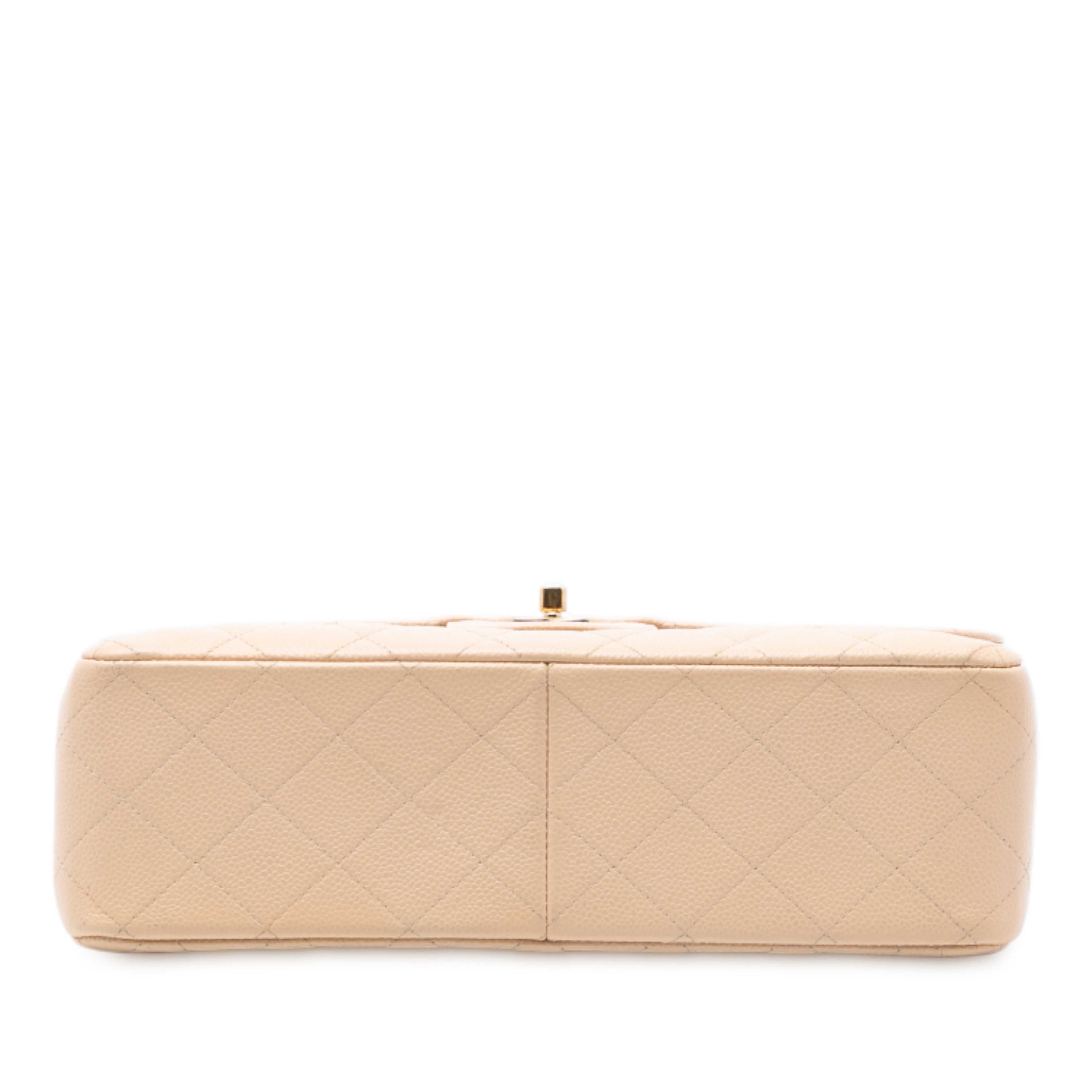 Chanel Jumbo Classic Caviar Double Flap, från Luxclusif, i färgen light beige. Klicka för att öppna bilden i stort format