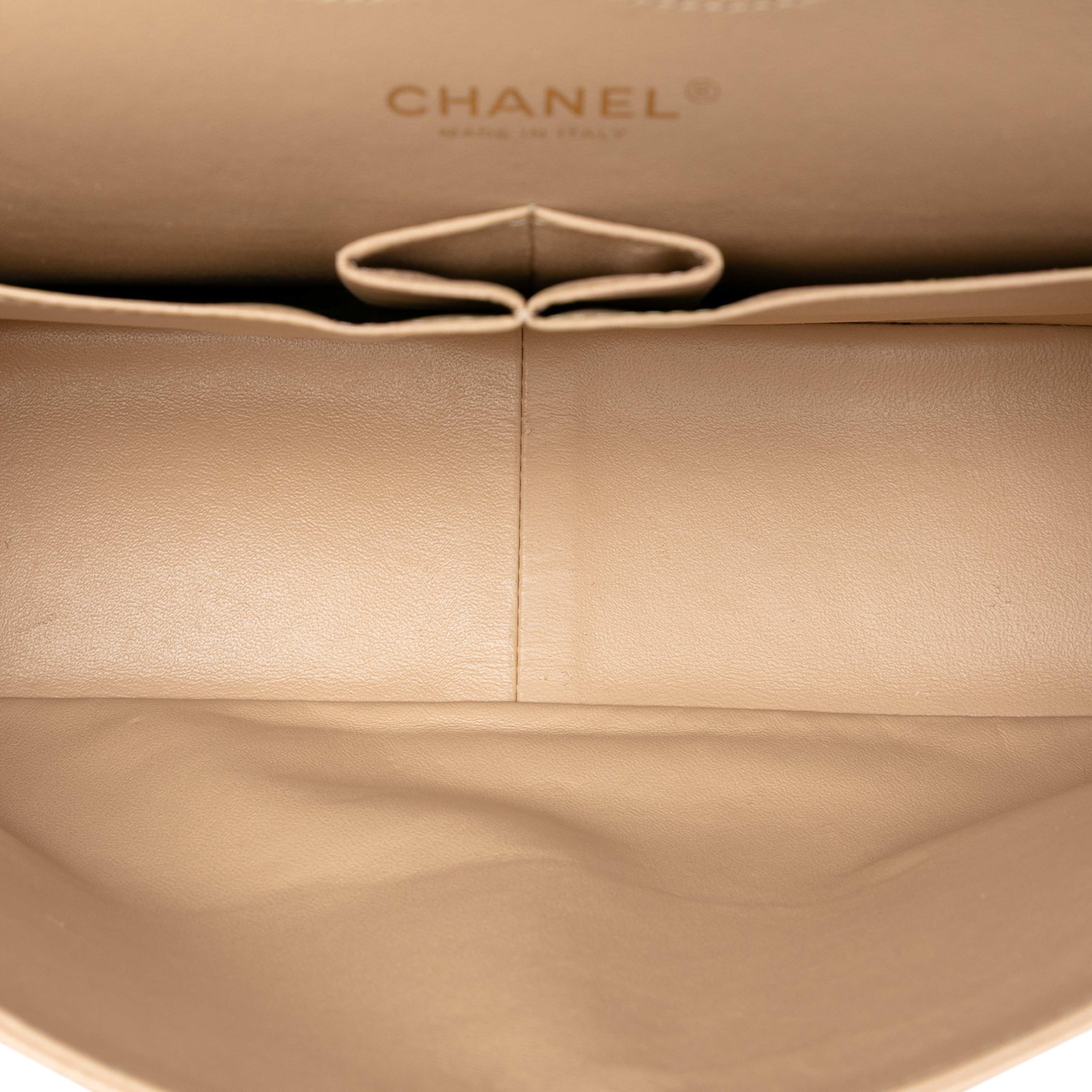 Chanel Jumbo Classic Caviar Double Flap, från Luxclusif, i färgen light beige. Klicka för att öppna bilden i stort format