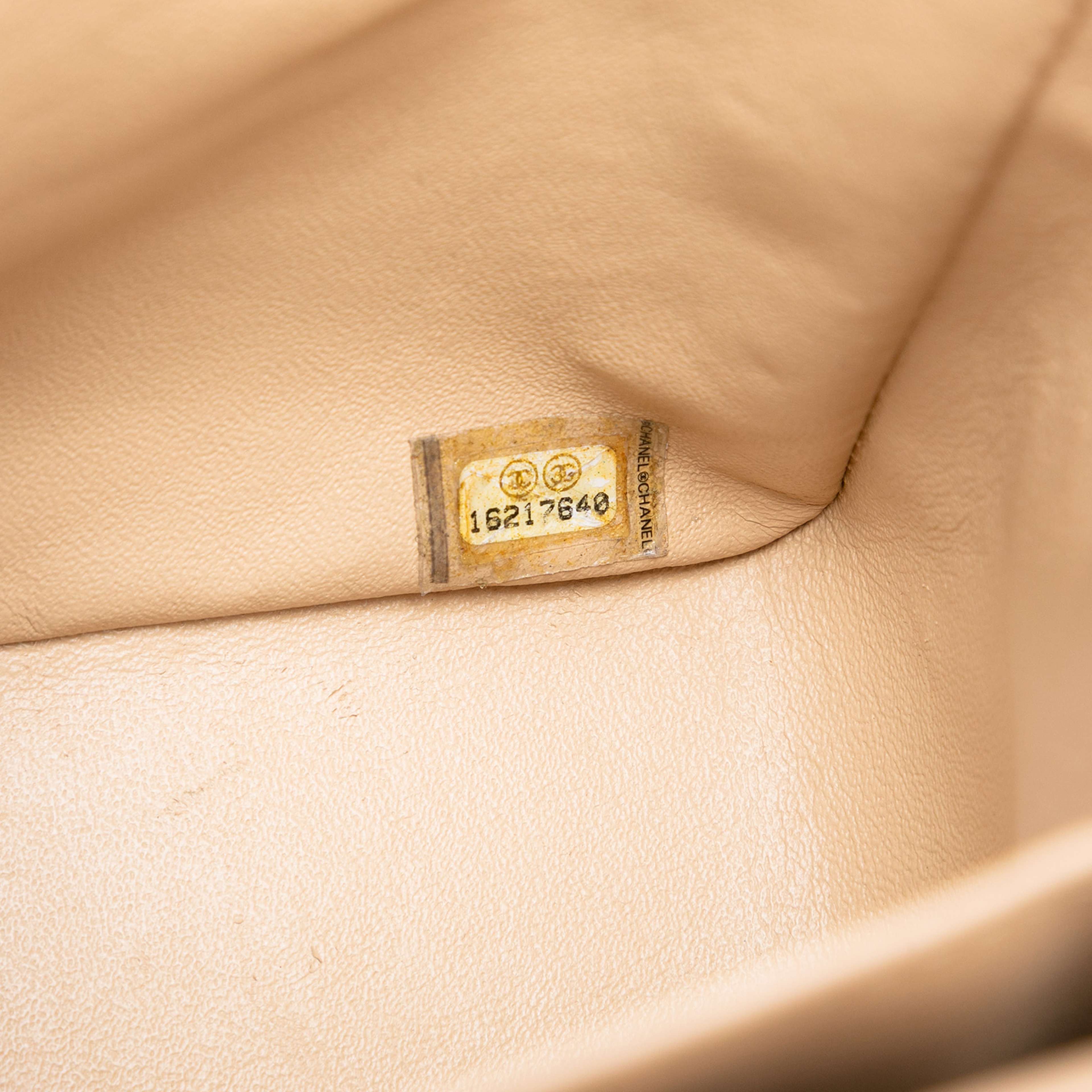 Chanel Jumbo Classic Caviar Double Flap, från Luxclusif, i färgen light beige. Klicka för att öppna bilden i stort format