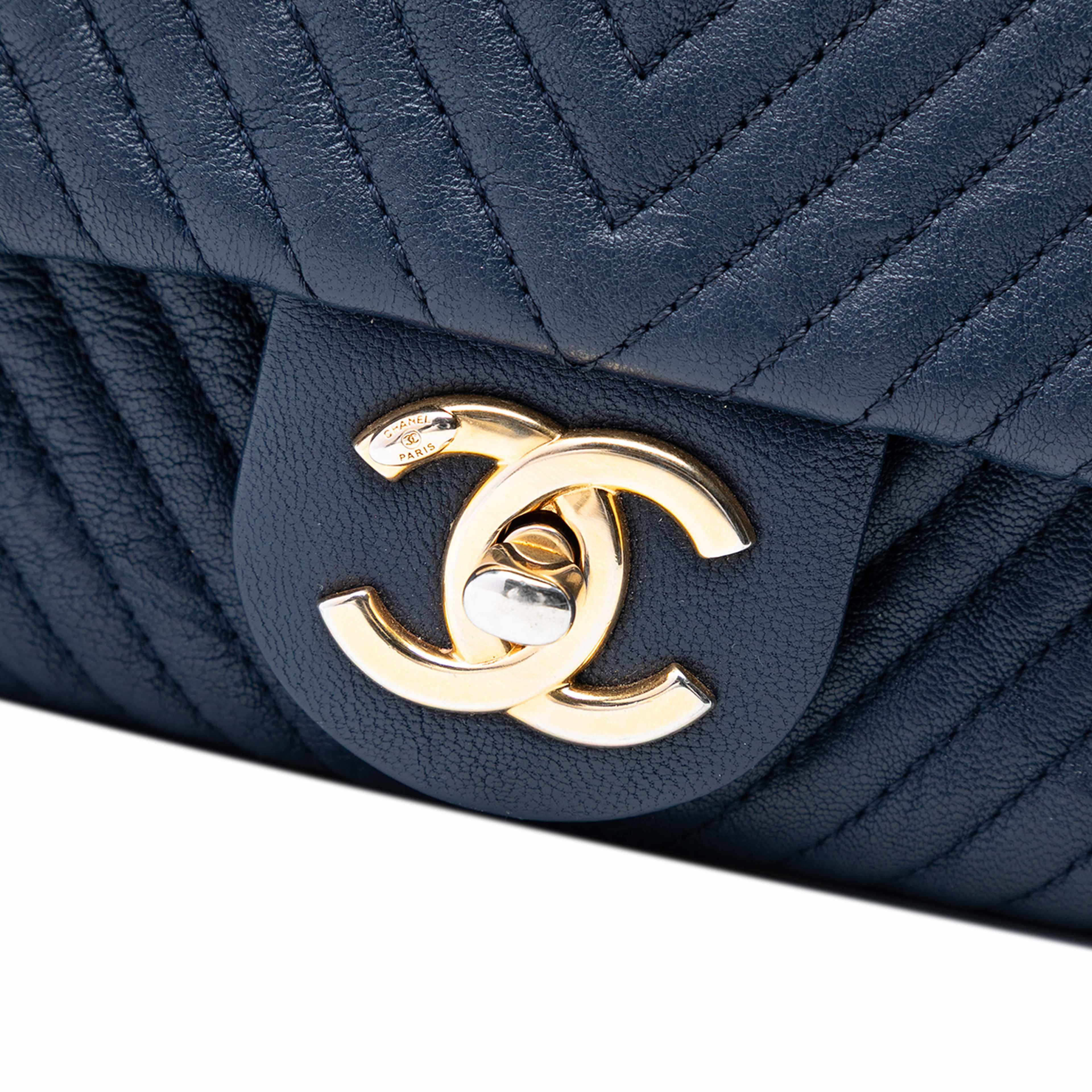 Chanel Small Chevron Wrinkled Calfskin Medallion Charm Surpique Flap, från Luxclusif, i färgen dark blue. Klicka för att öppna bilden i stort format