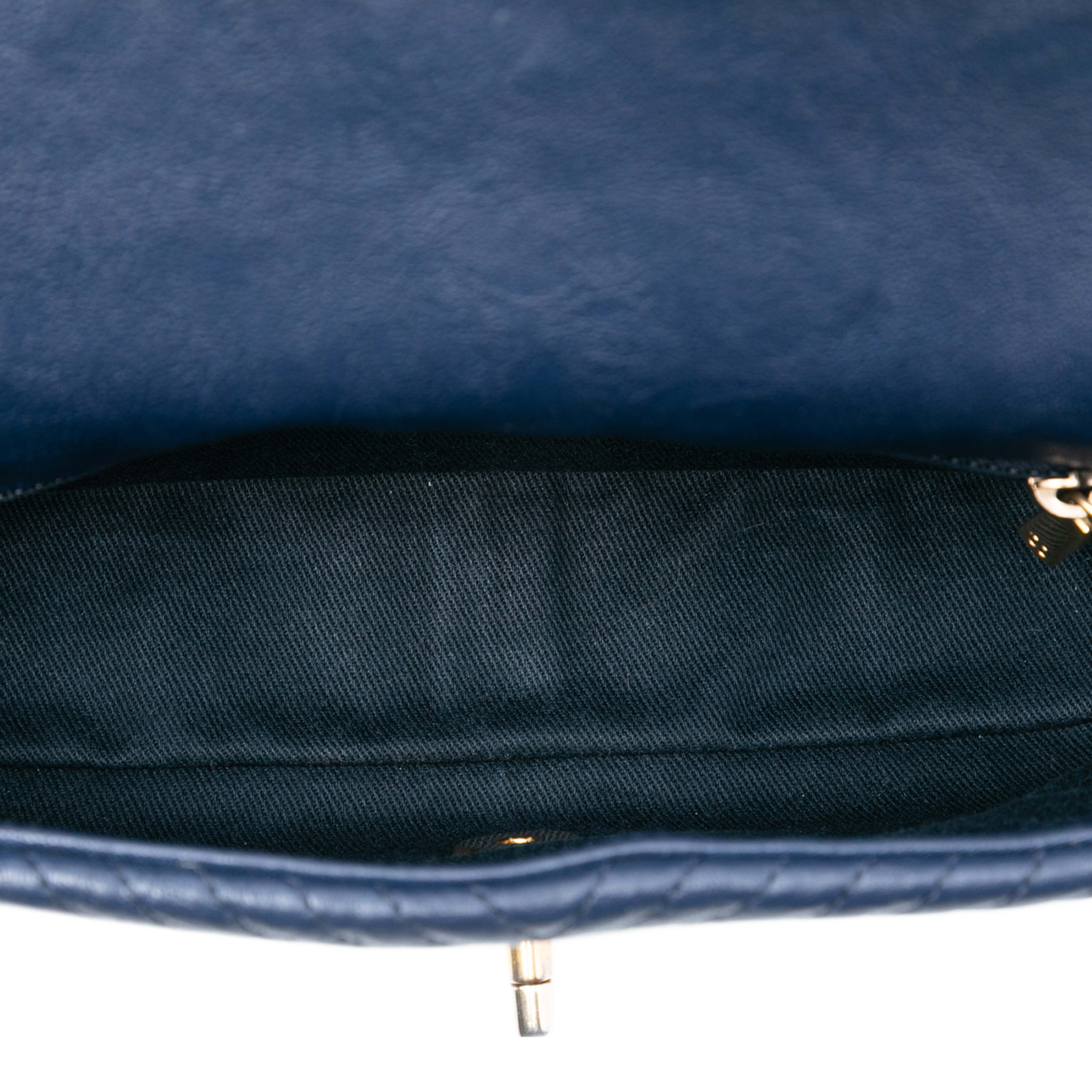 Chanel Small Chevron Wrinkled Calfskin Medallion Charm Surpique Flap, från Luxclusif, i färgen dark blue. Klicka för att öppna bilden i stort format