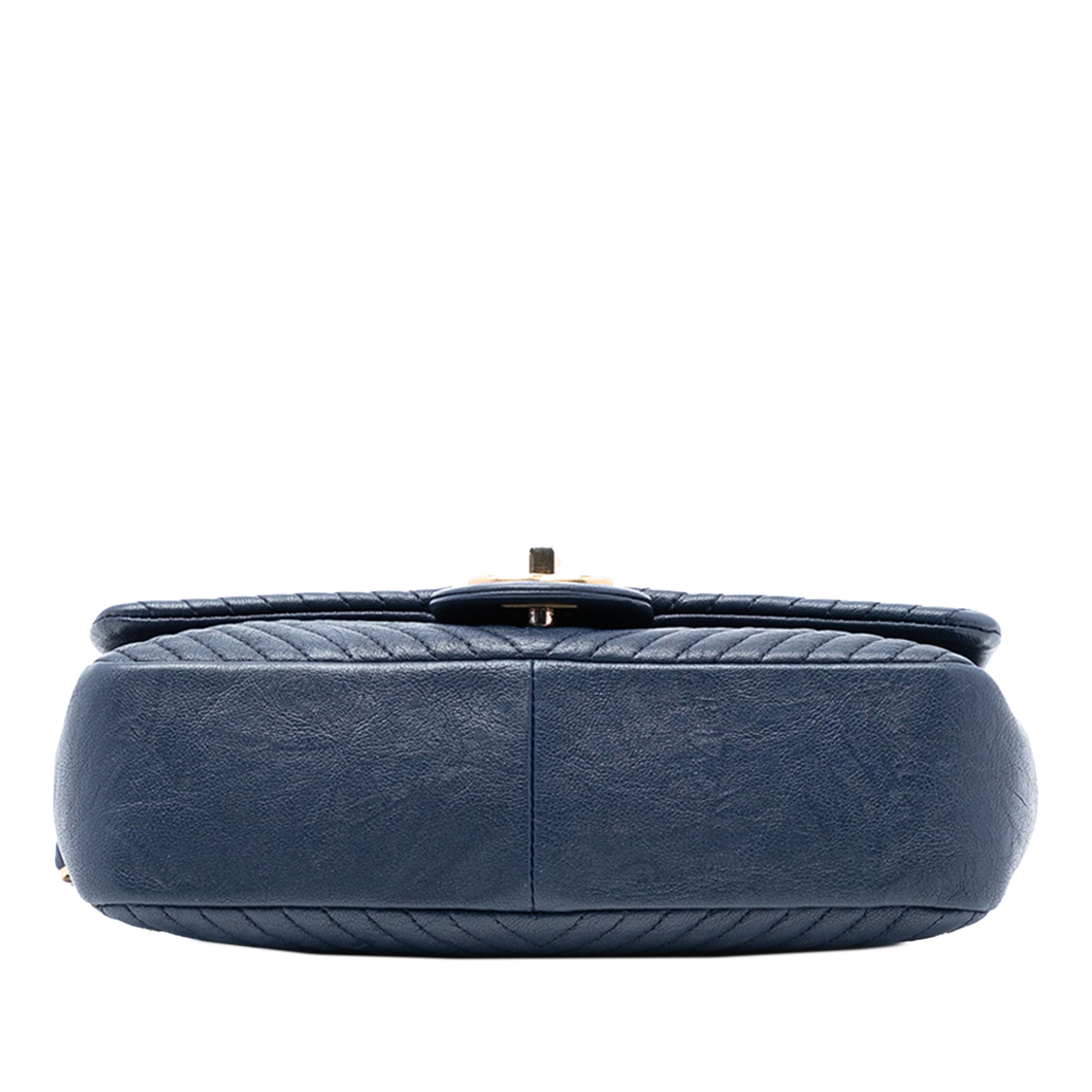 Chanel Small Chevron Wrinkled Calfskin Medallion Charm Surpique Flap, från Luxclusif, i färgen dark blue. Klicka för att öppna bilden i stort format