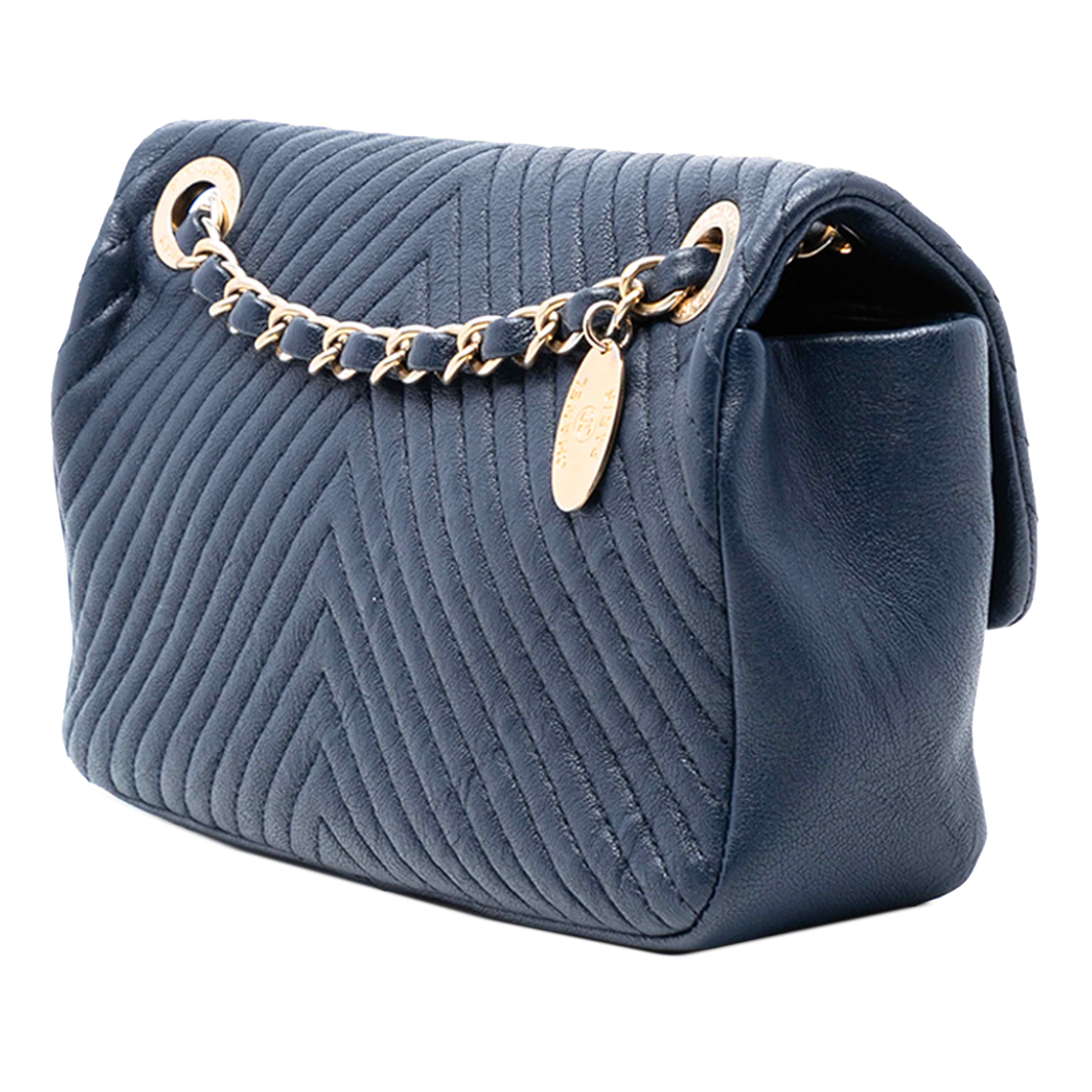 Chanel Small Chevron Wrinkled Calfskin Medallion Charm Surpique Flap, från Luxclusif, i färgen dark blue. Klicka för att öppna bilden i stort format