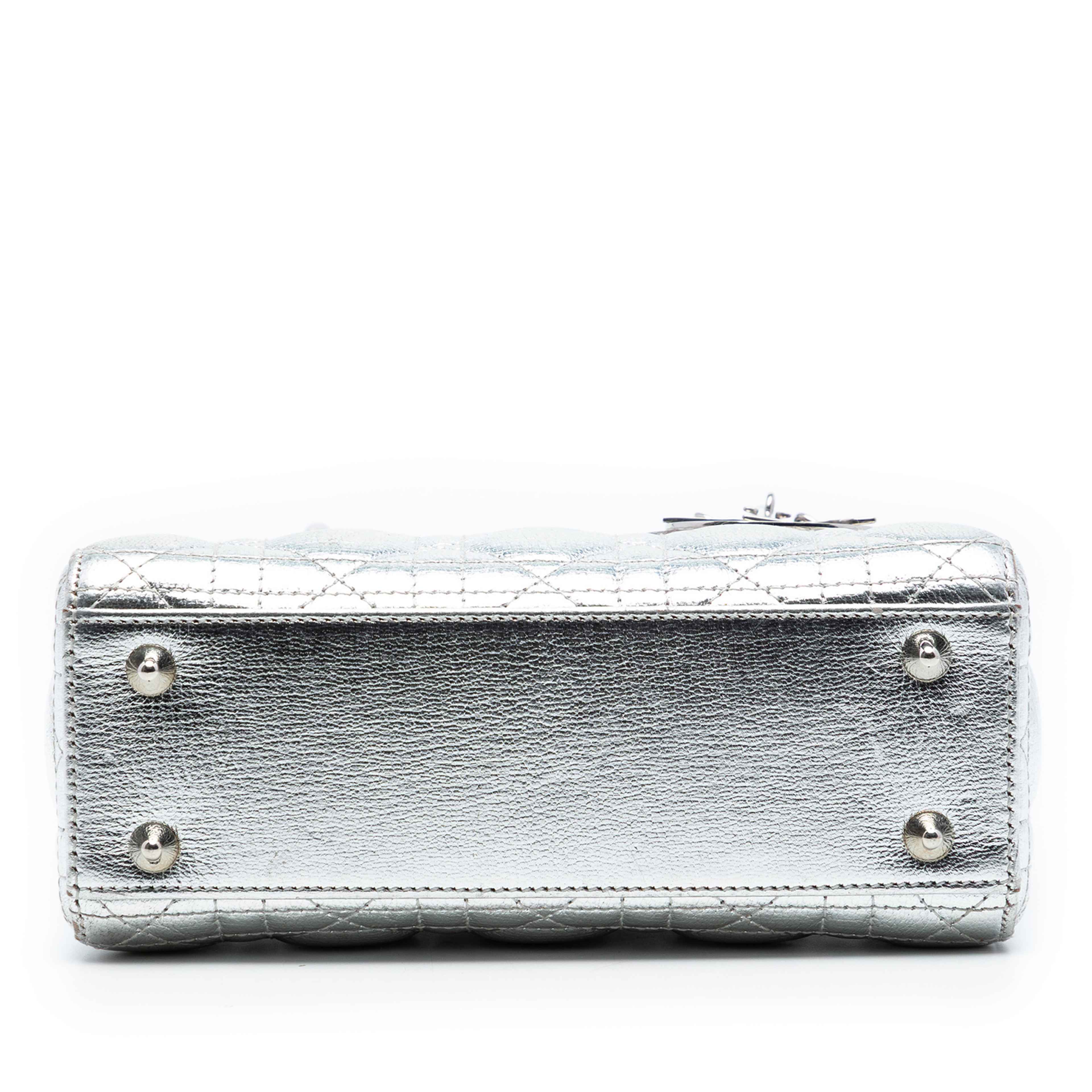 Dior Small Metallic Lambskin Cannage My Abcdior Lady Dior, från Luxclusif, i färgen silver. Klicka för att öppna bilden i stort format