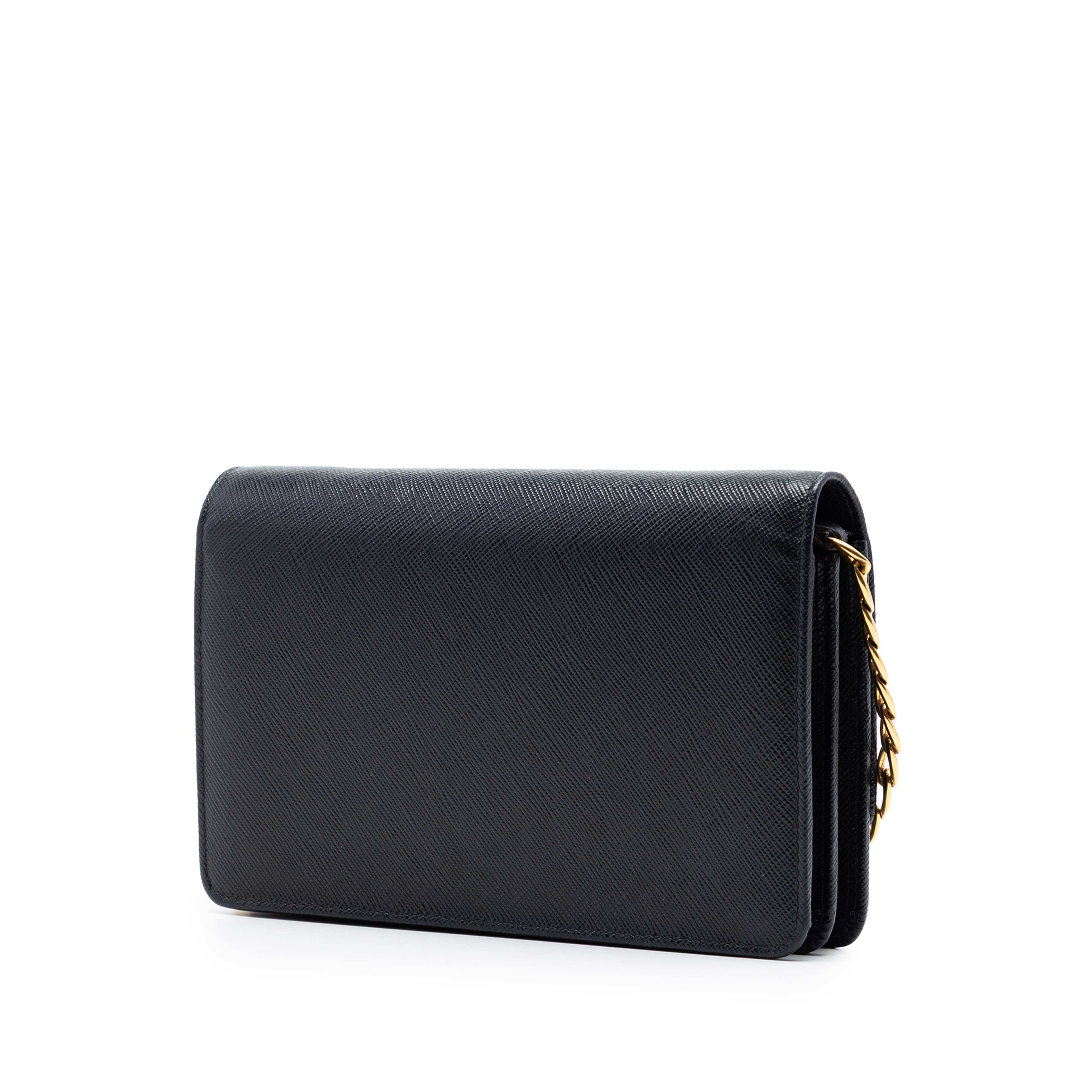 Prada Saffiano Arcade Wallet On Chain, från Luxclusif, i färgen black. Klicka för att öppna bilden i stort format