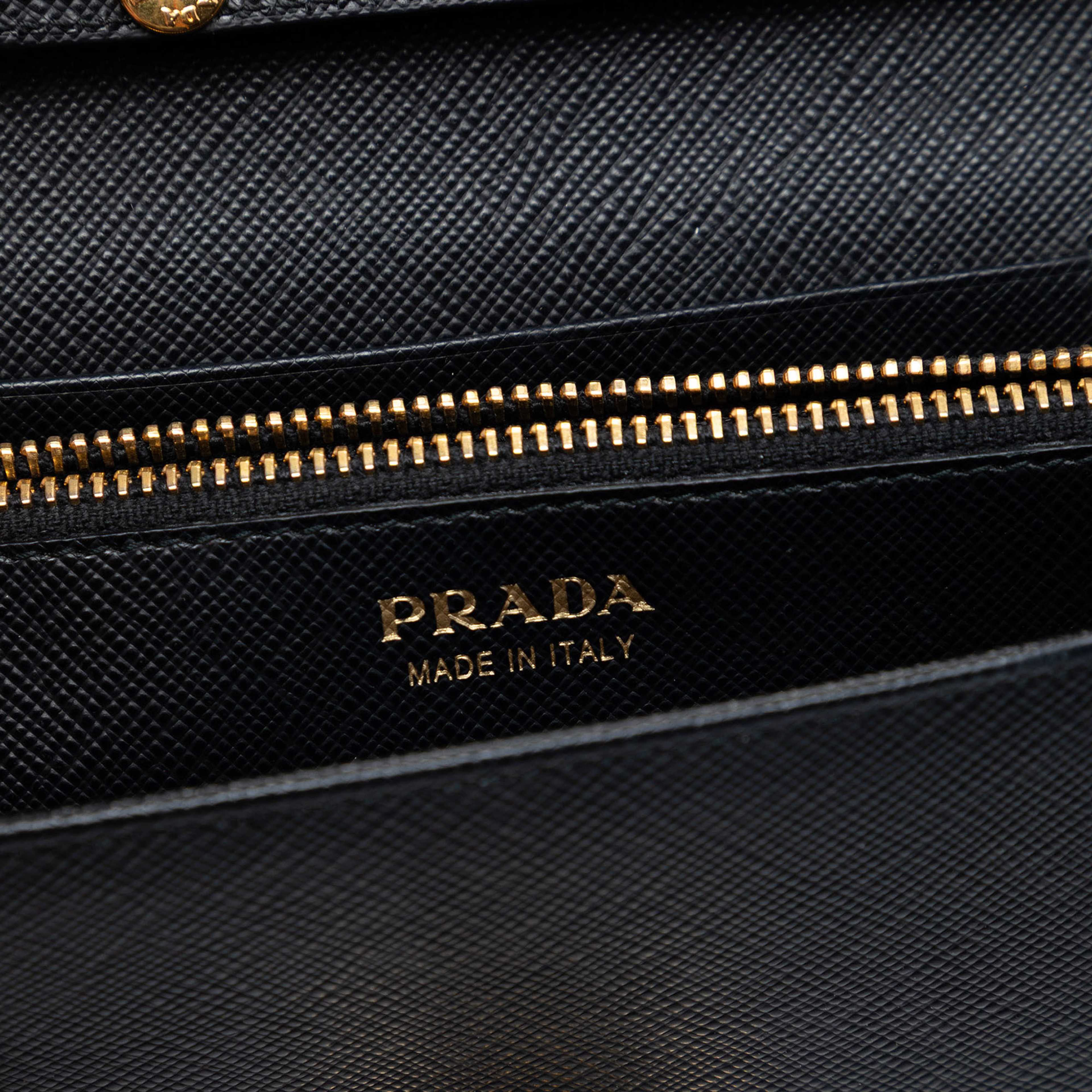 Prada Saffiano Arcade Wallet On Chain, från Luxclusif, i färgen black. Klicka för att öppna bilden i stort format