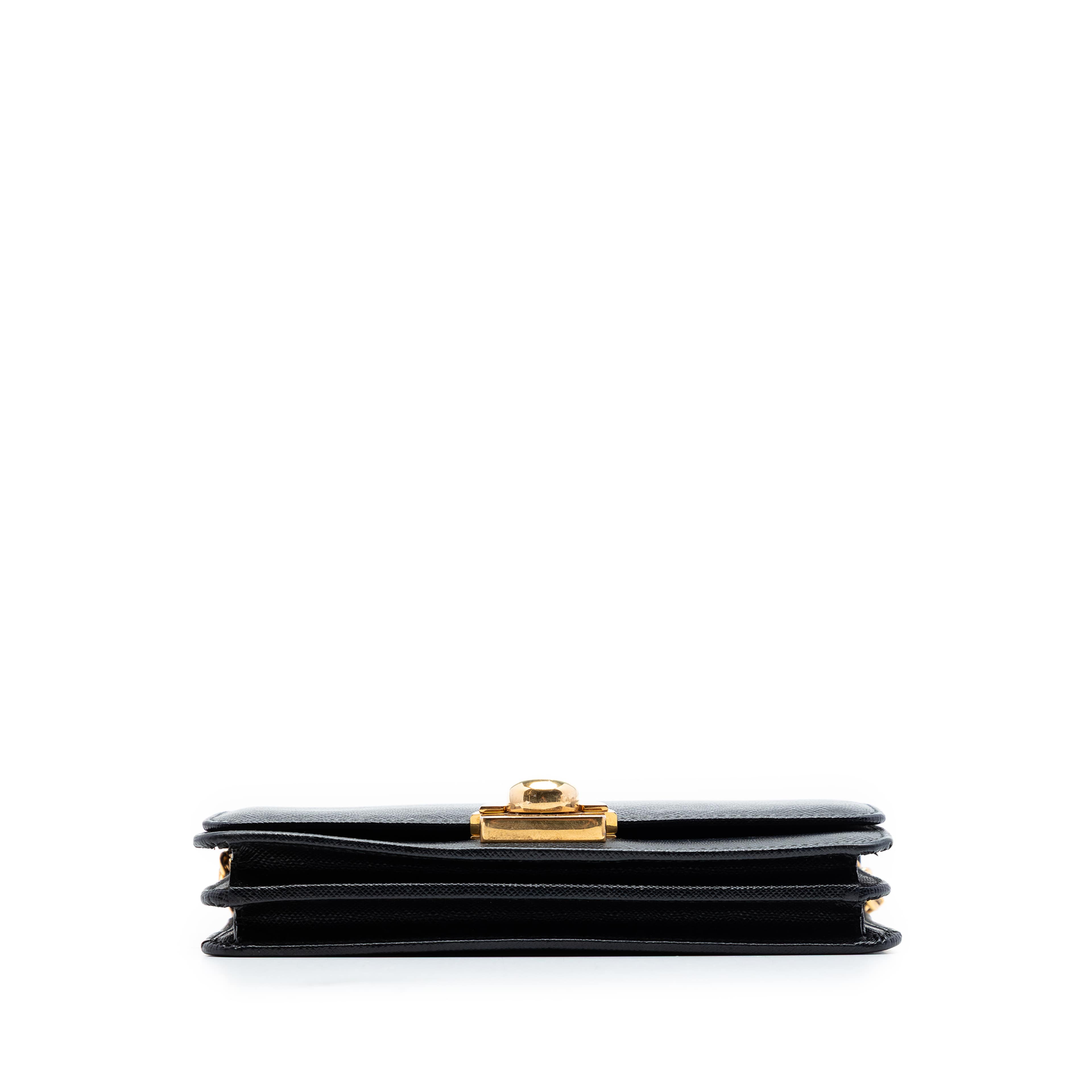 Prada Saffiano Arcade Wallet On Chain, från Luxclusif, i färgen black. Klicka för att öppna bilden i stort format