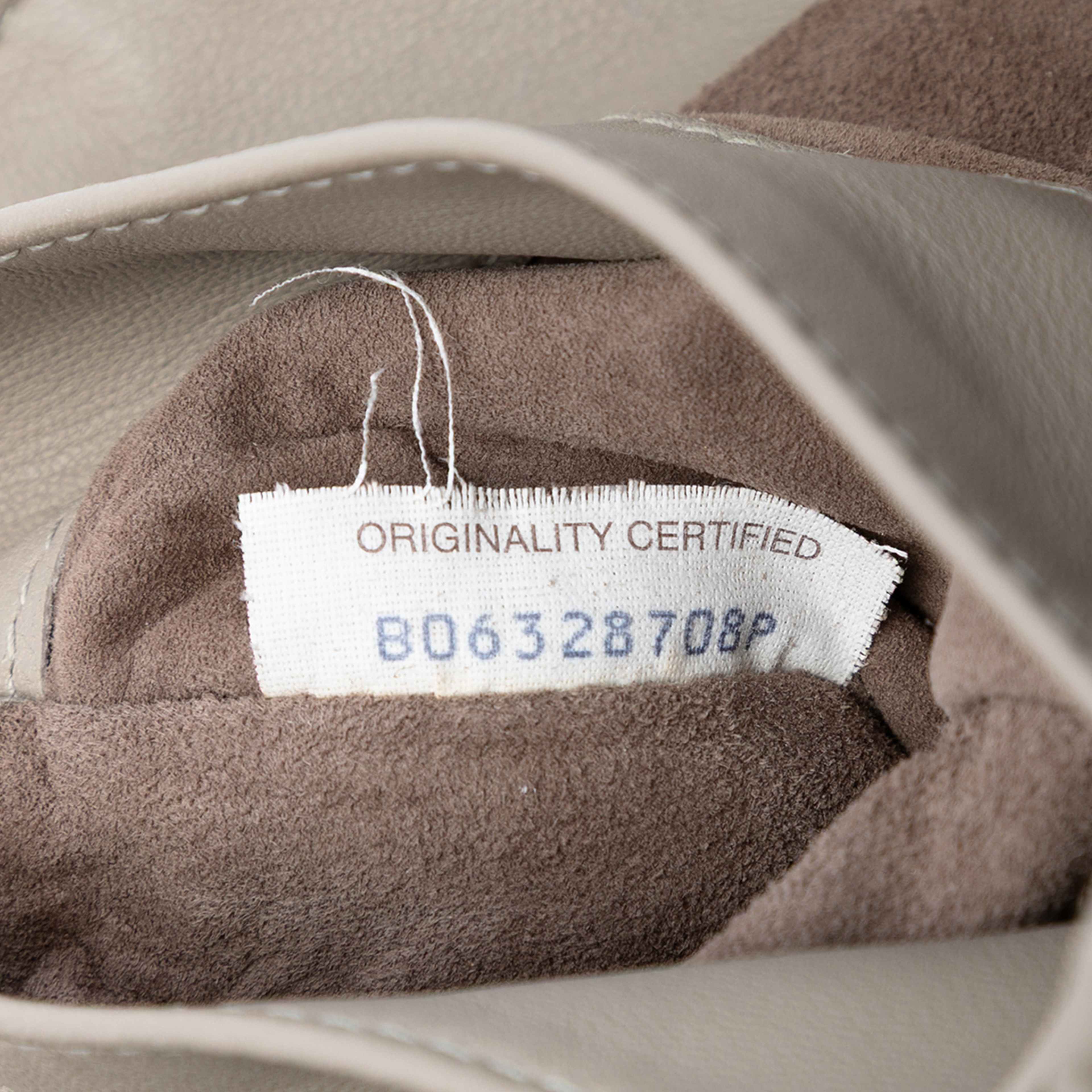 Bottega Veneta Baby Nappa Intrecciato Olimpia Crossbody, från Luxclusif, i färgen taupe. Klicka för att öppna bilden i stort format