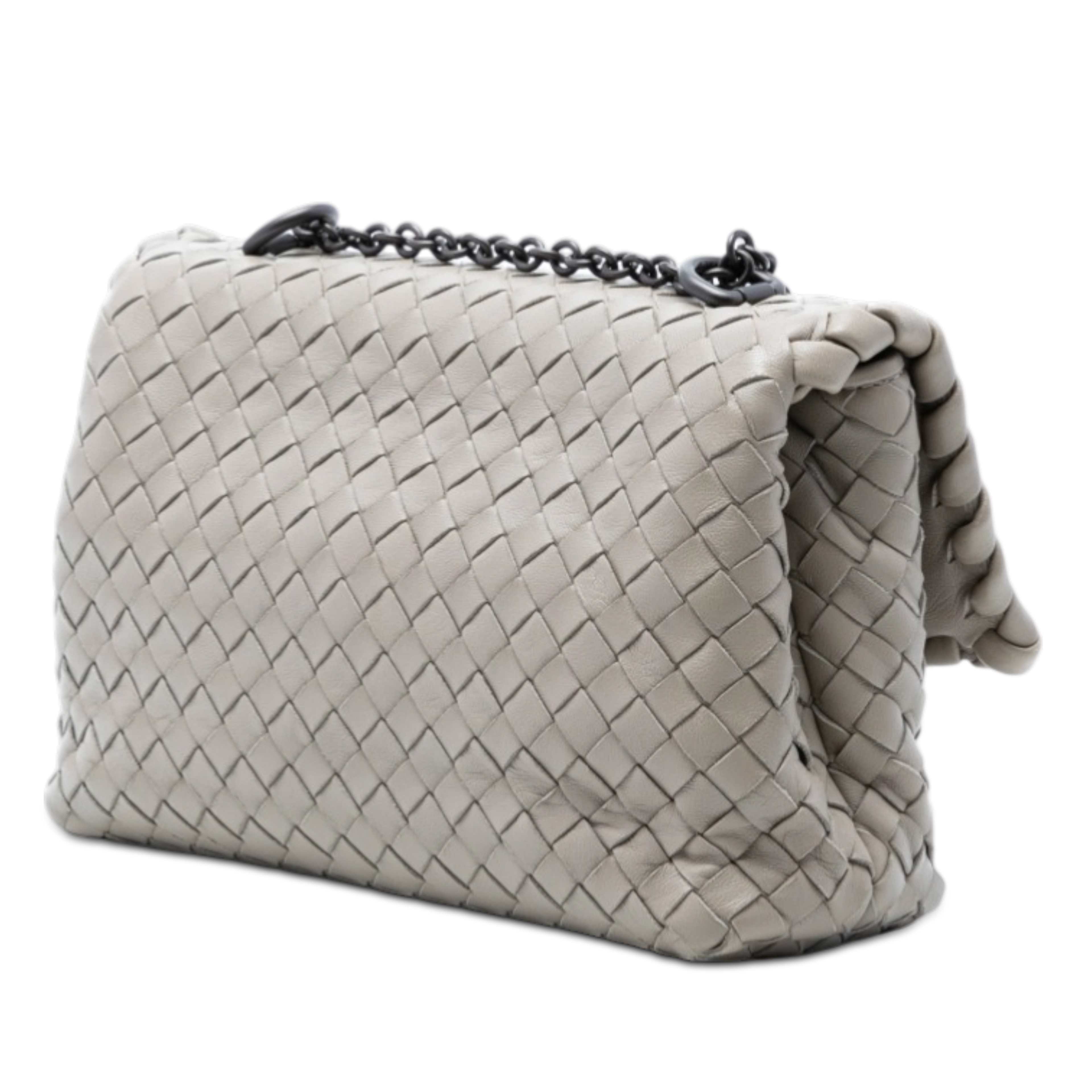 Bottega Veneta Baby Nappa Intrecciato Olimpia Crossbody, från Luxclusif, i färgen taupe. Klicka för att öppna bilden i stort format
