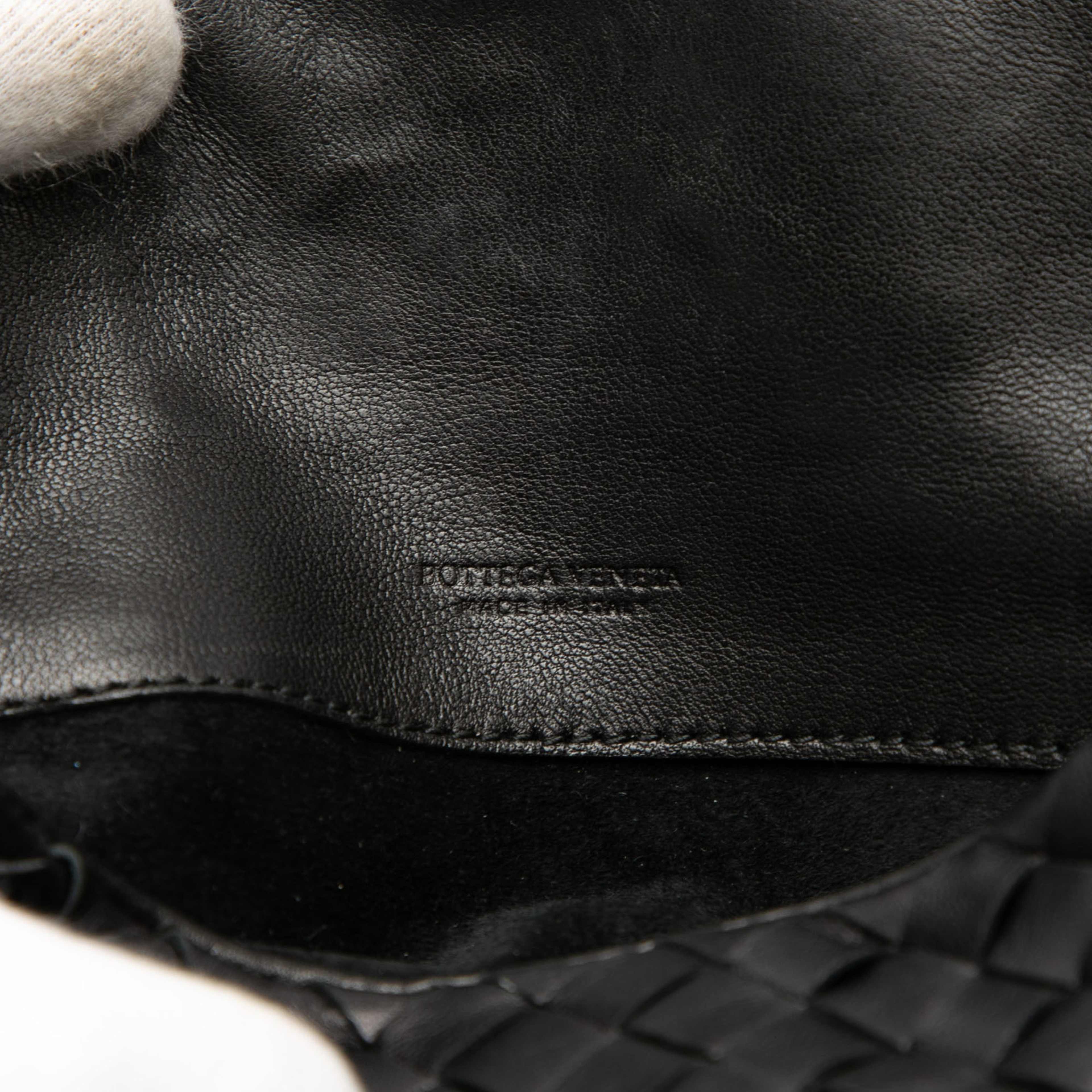 Bottega Veneta Intrecciato Flap Pouch, från Luxclusif, i färgen black. Klicka för att öppna bilden i stort format