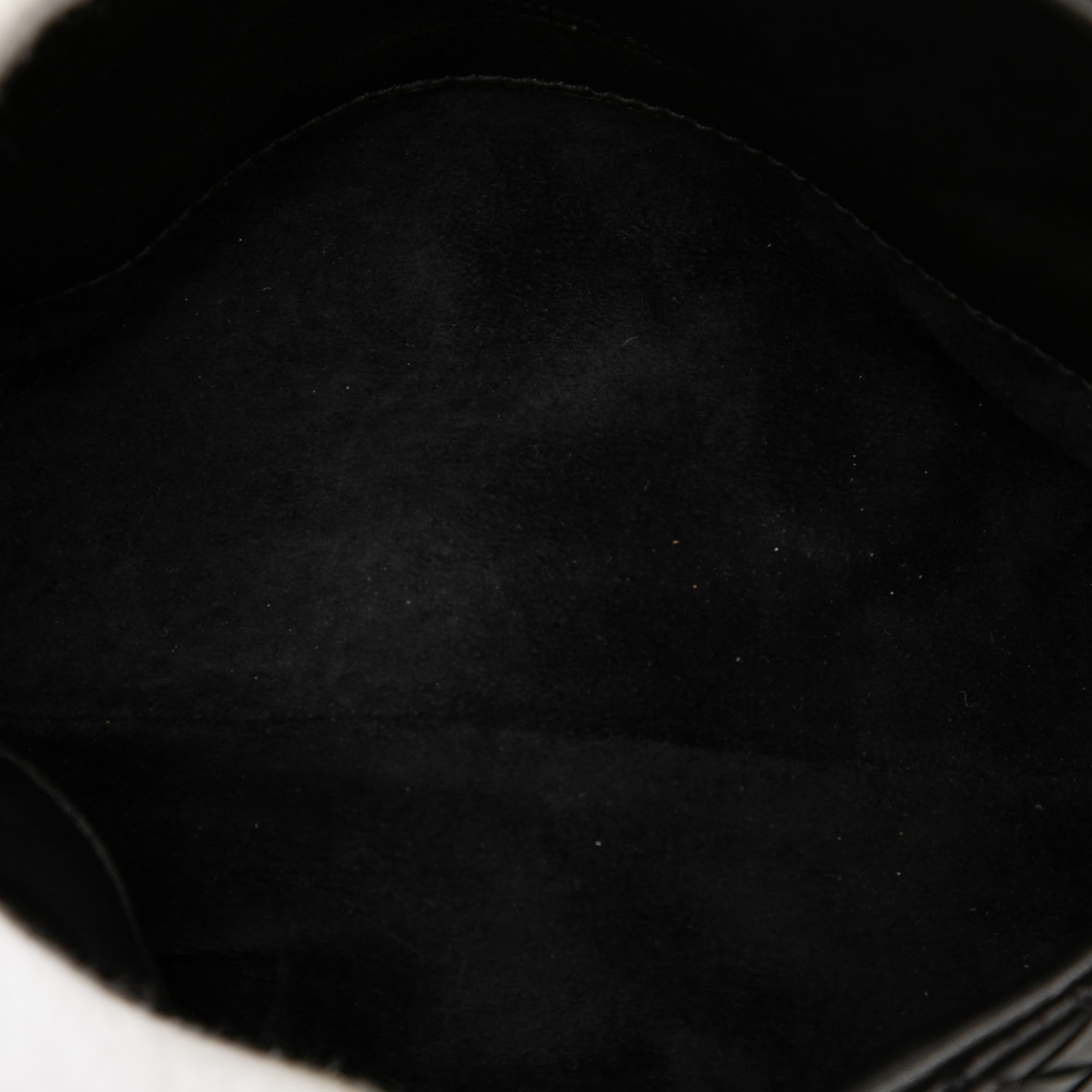 Bottega Veneta Intrecciato Flap Pouch, från Luxclusif, i färgen black. Klicka för att öppna bilden i stort format