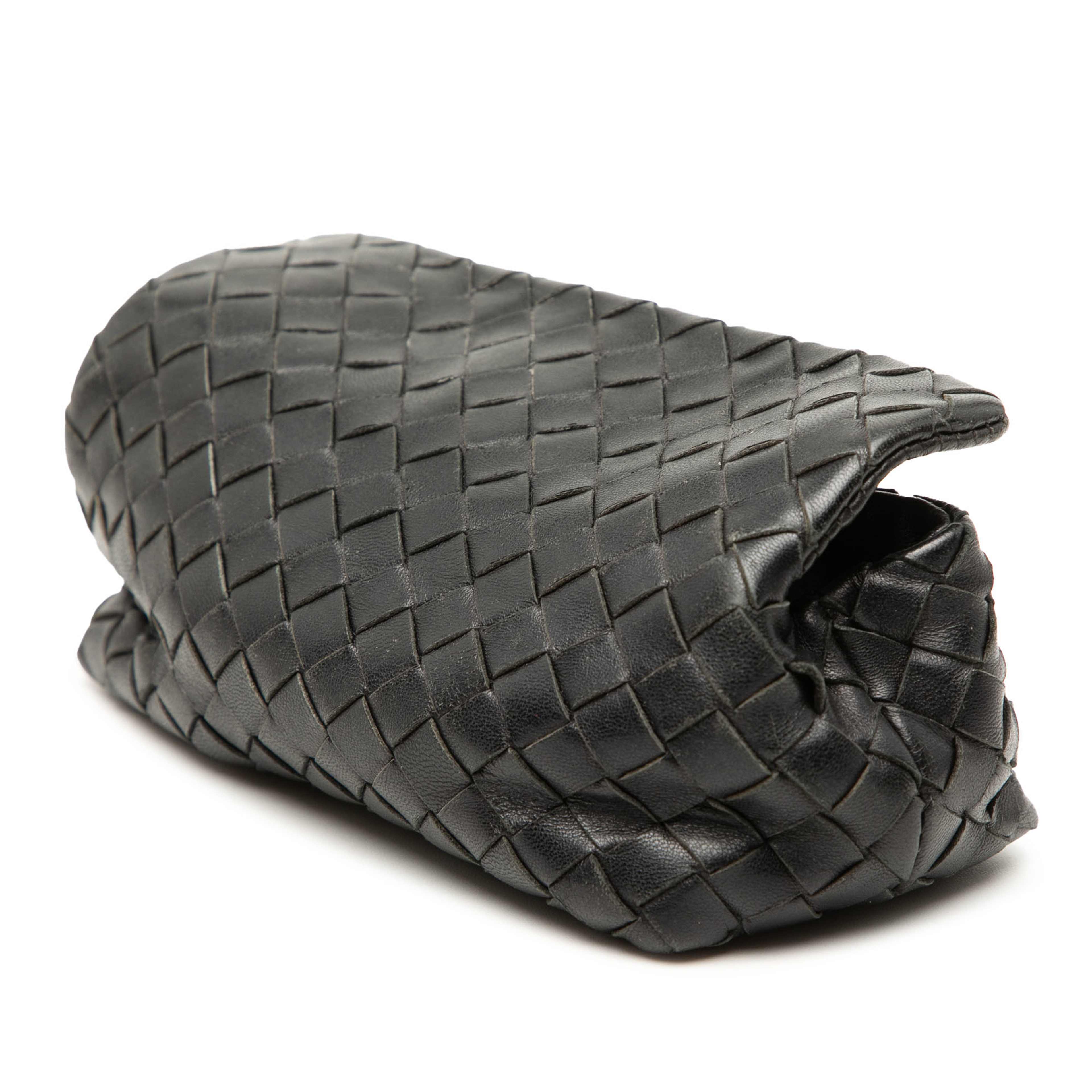 Bottega Veneta Intrecciato Flap Pouch, från Luxclusif, i färgen black. Klicka för att öppna bilden i stort format
