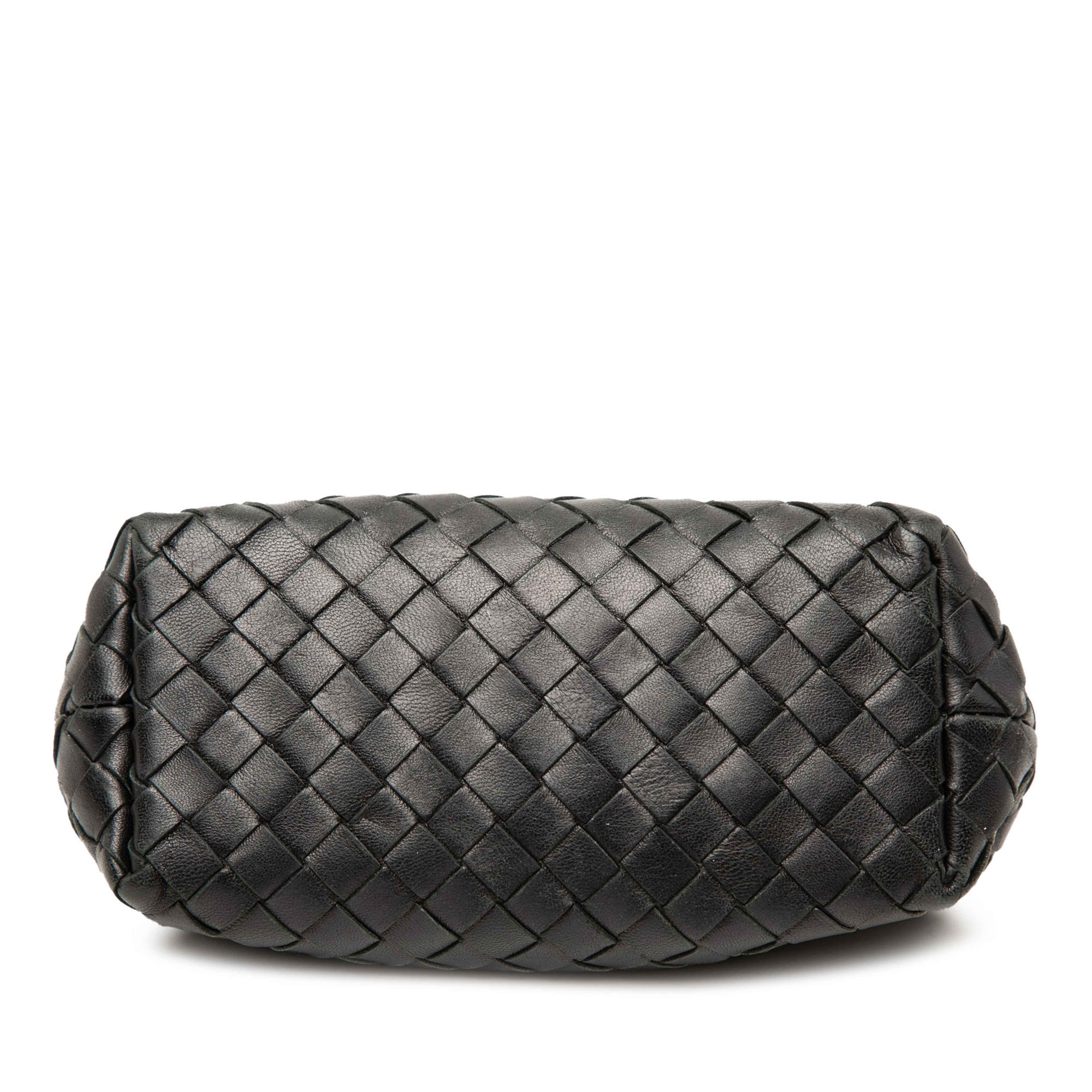 Bottega Veneta Intrecciato Flap Pouch, från Luxclusif, i färgen black. Klicka för att öppna bilden i stort format