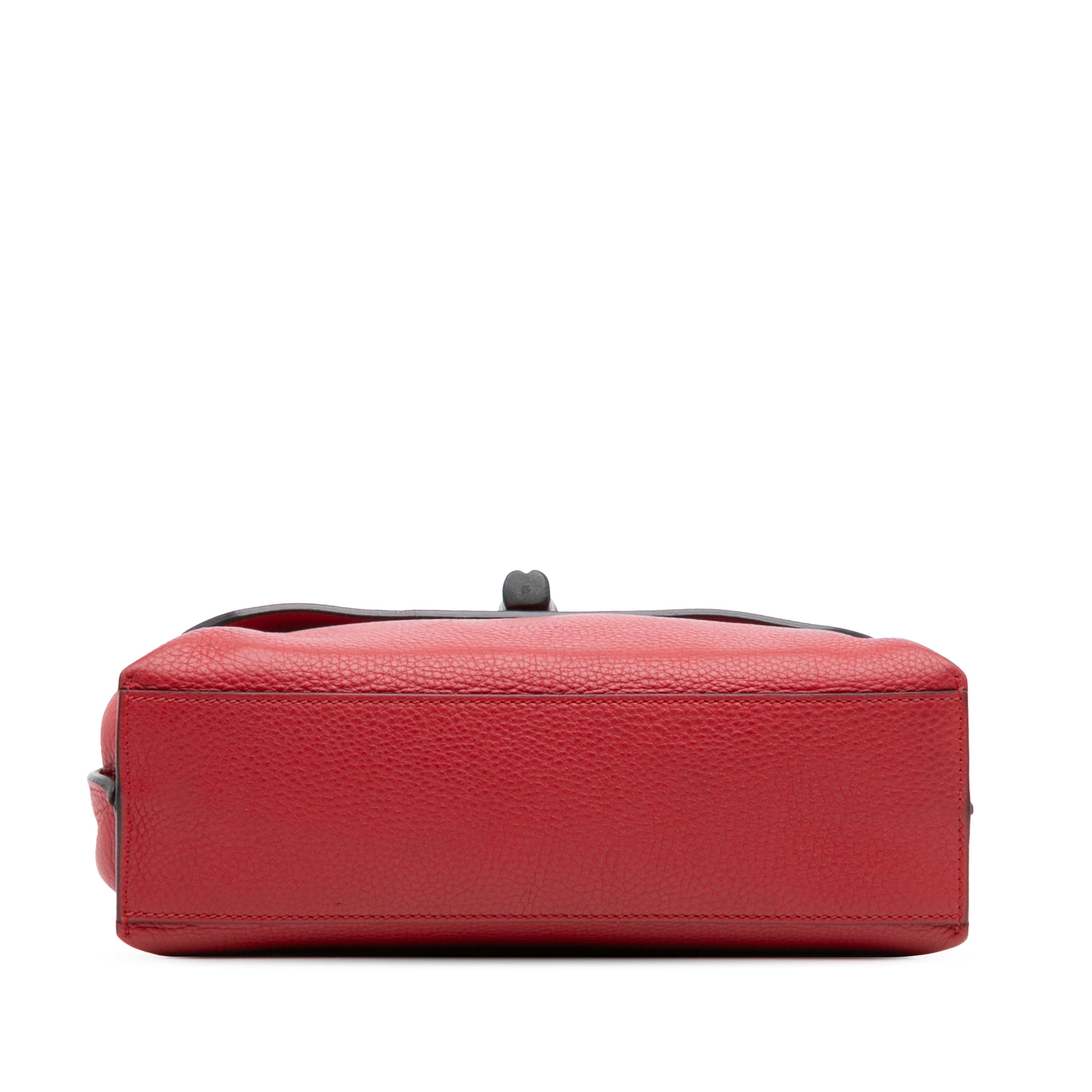 Gucci Small Leather Bamboo Daily Satchel, från Luxclusif, i färgen red. Klicka för att öppna bilden i stort format