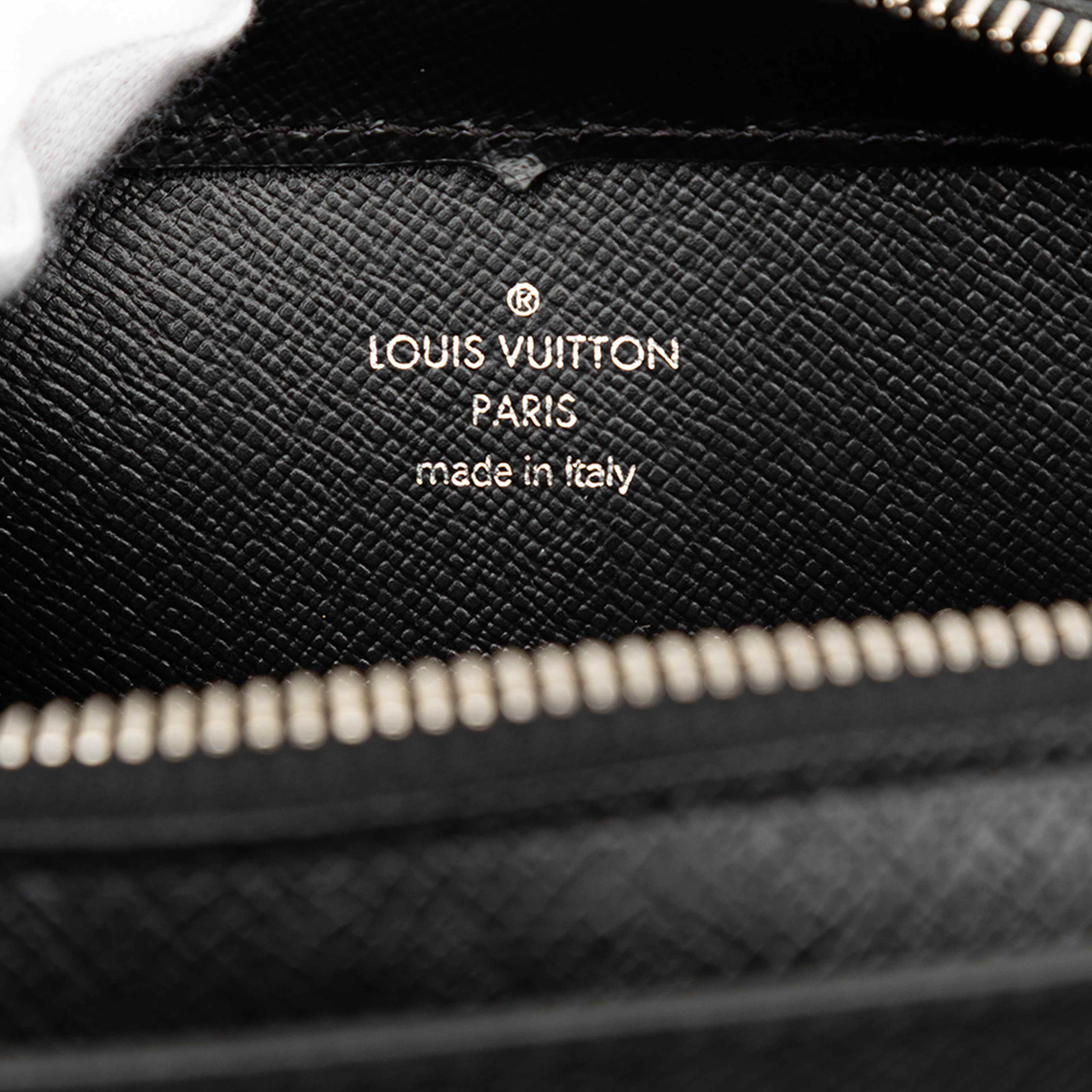 Louis Vuitton Taiga Pochette Baikal, från Luxclusif, i färgen black. Klicka för att öppna bilden i stort format