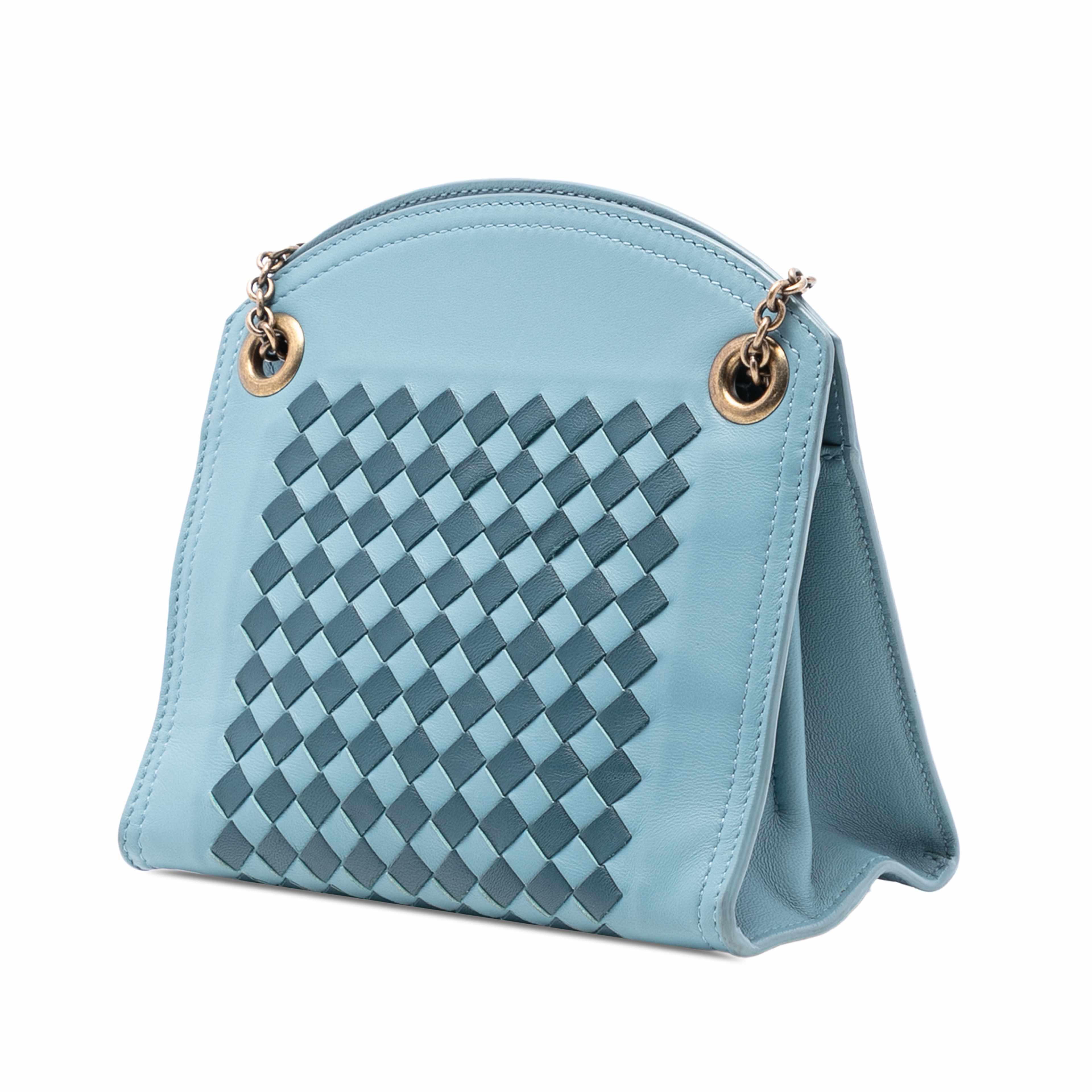 Bottega Veneta Nappa Intrecciato Chain Wallet, från Luxclusif, i färgen light blue. Klicka för att öppna bilden i stort format