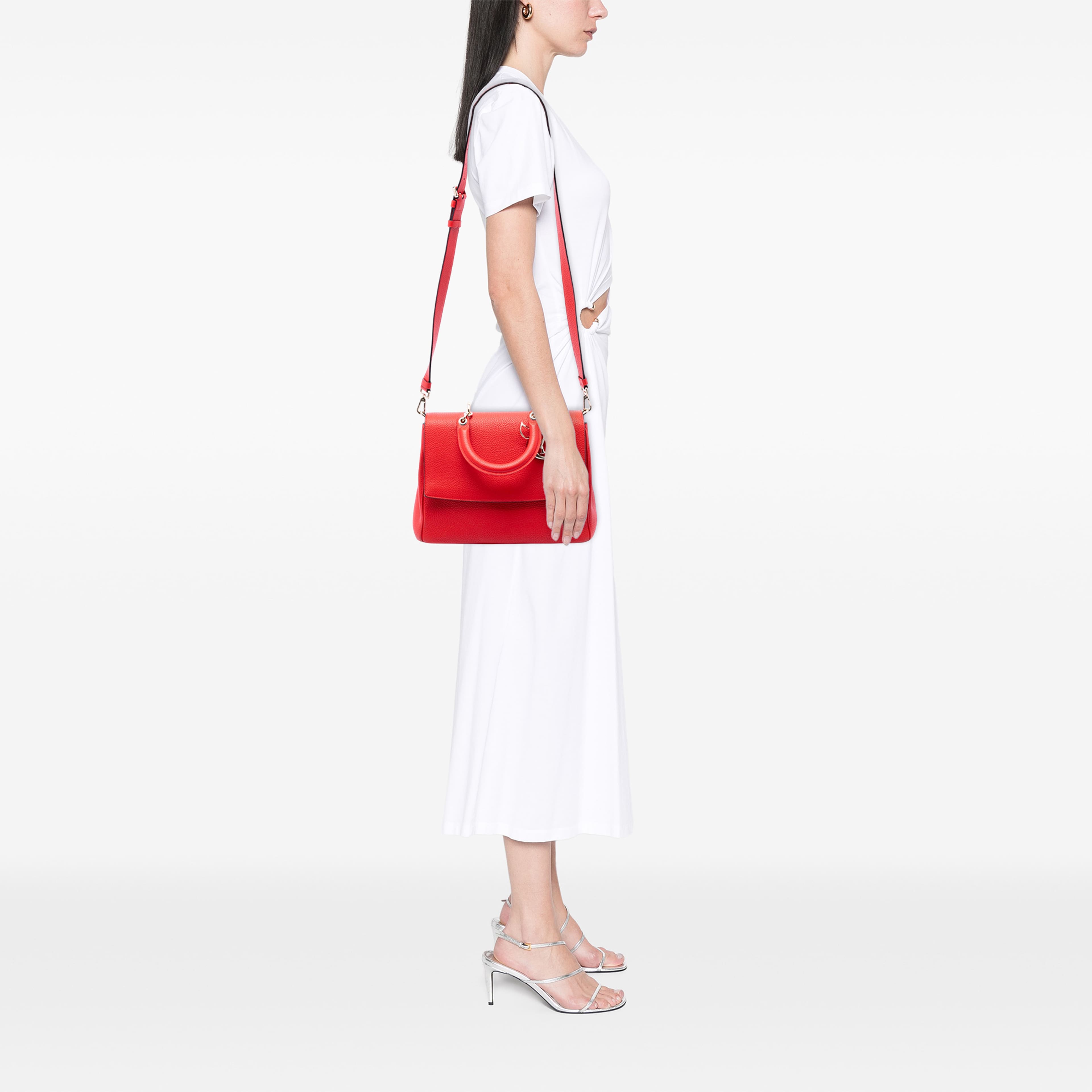 Dior Medium Leather Be Dior Flap, från Luxclusif, i färgen röd. Klicka för att öppna bilden i stort format