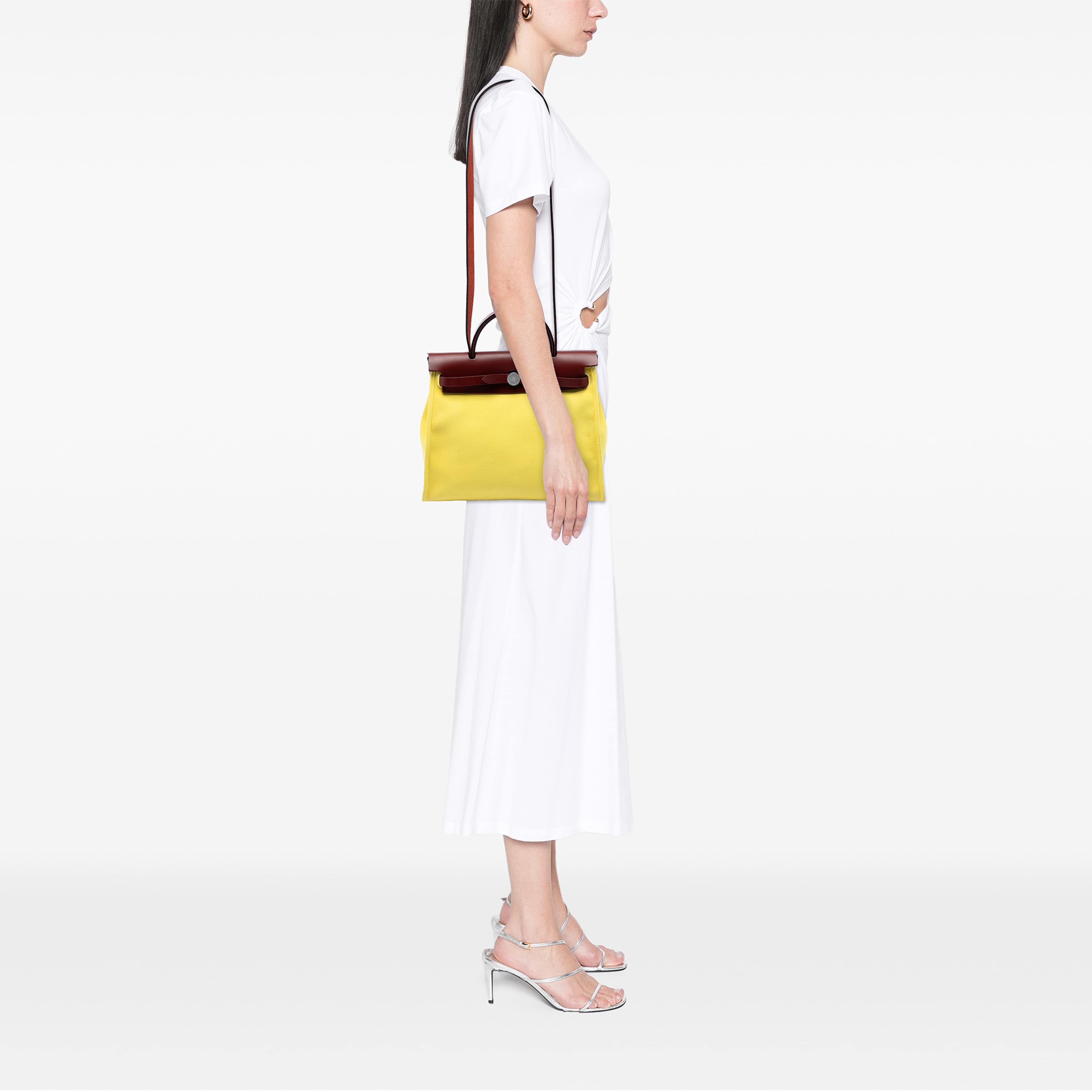 Hermès Toile Herbag Zip 31, från Luxclusif, i färgen röd. Klicka för att öppna bilden i stort format