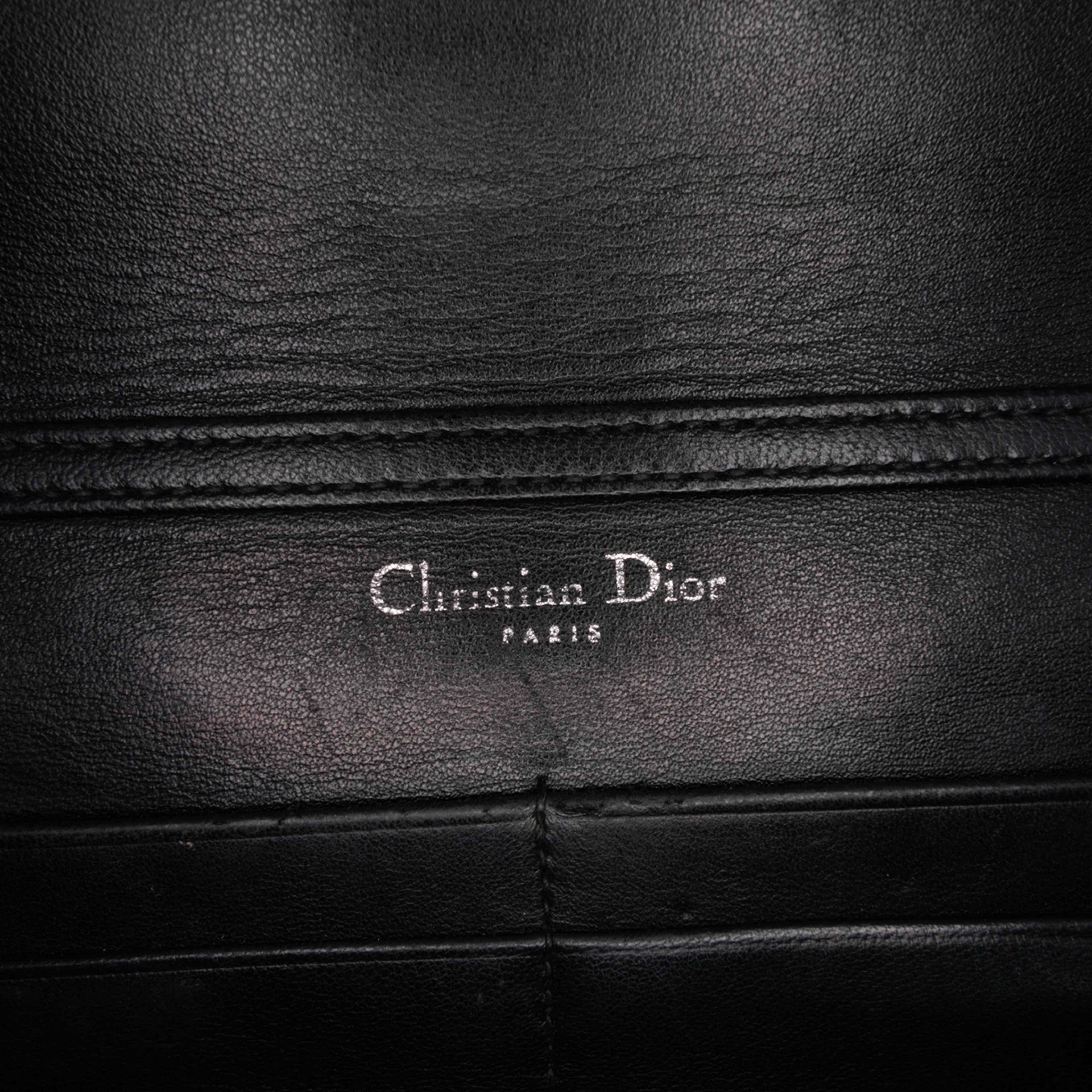 Dior Grained Calfskin Diorama Wallet On Chain, från Luxclusif, i färgen black.