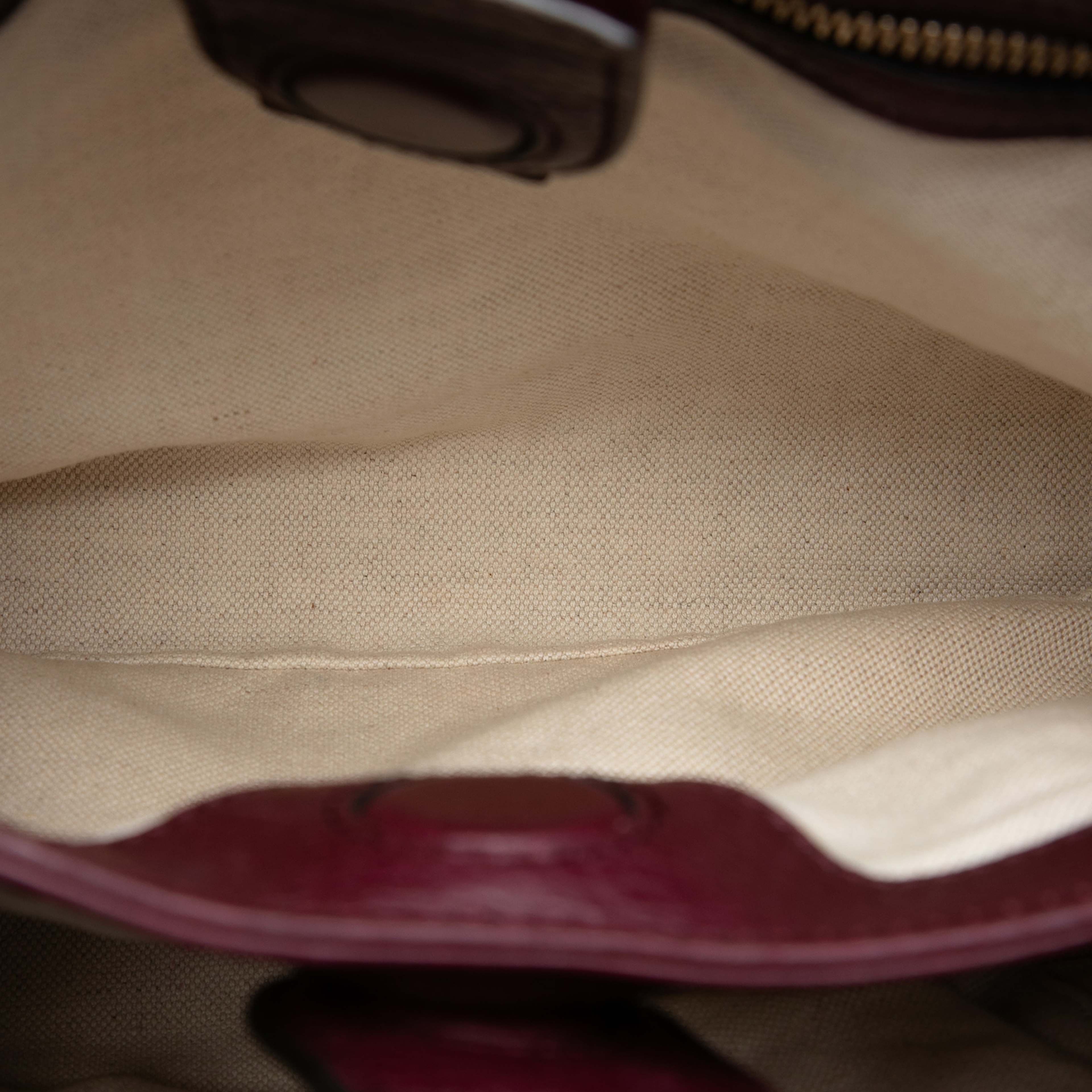 Gucci Small Calfskin Bamboo Shopper Satchel, från Luxclusif, i färgen violet. Klicka för att öppna bilden i stort format