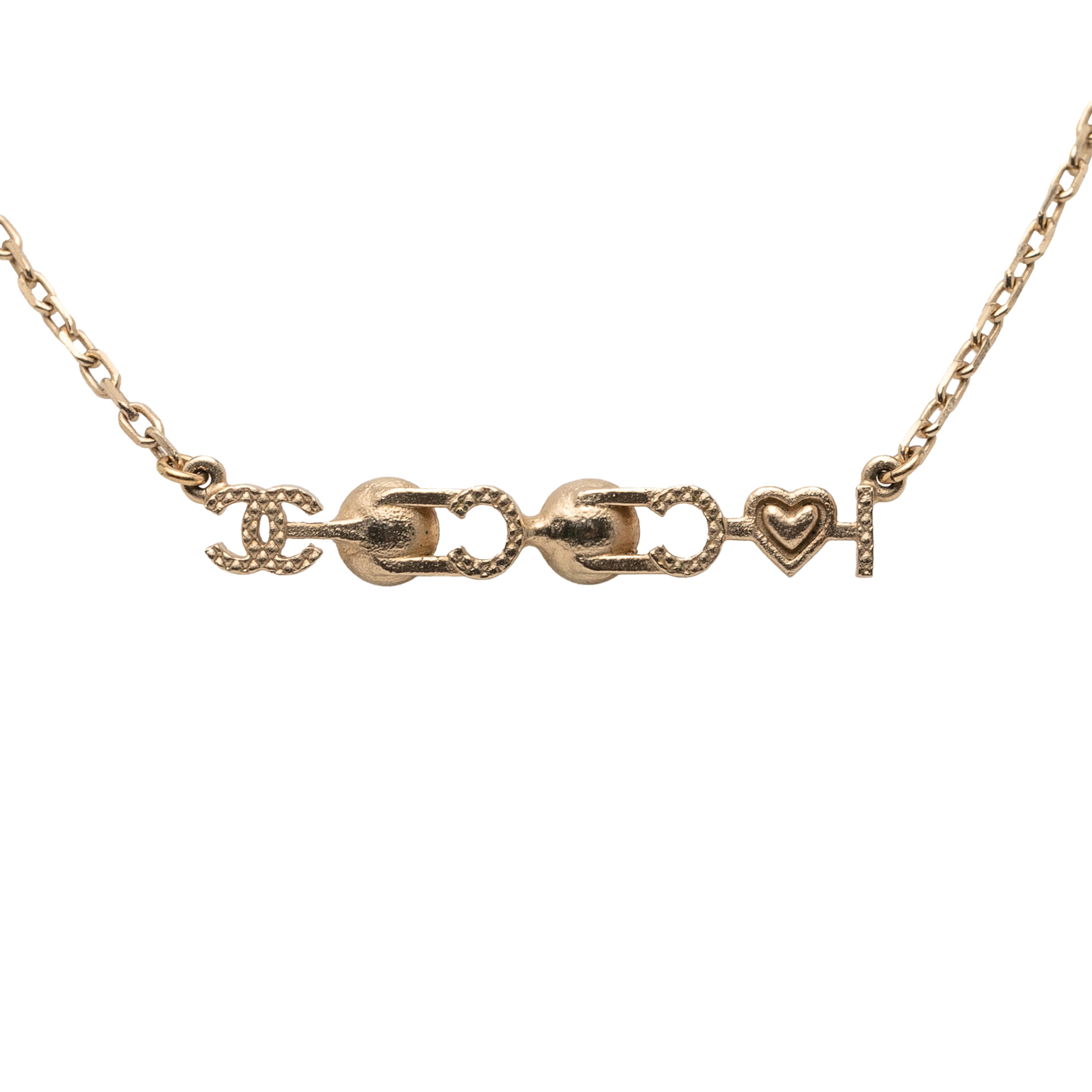 Chanel Gold Plated I Love You Coco Faux Pearl Pendant Necklace, från Luxclusif, i färgen gold. Klicka för att öppna bilden i stort format