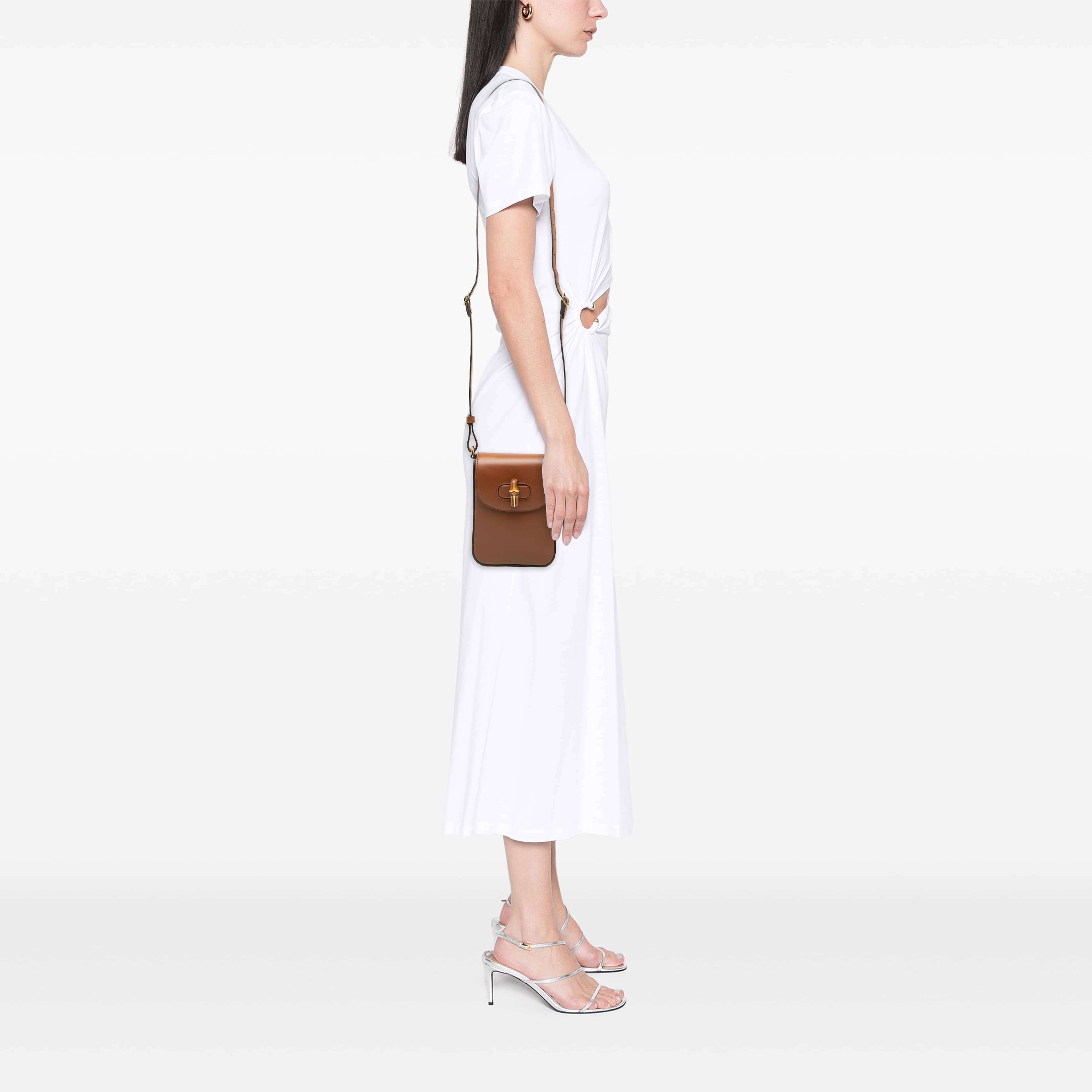 Gucci Mini Calfskin Bamboo Top Handle Bag, från Luxclusif, i färgen brun. Klicka för att öppna bilden i stort format