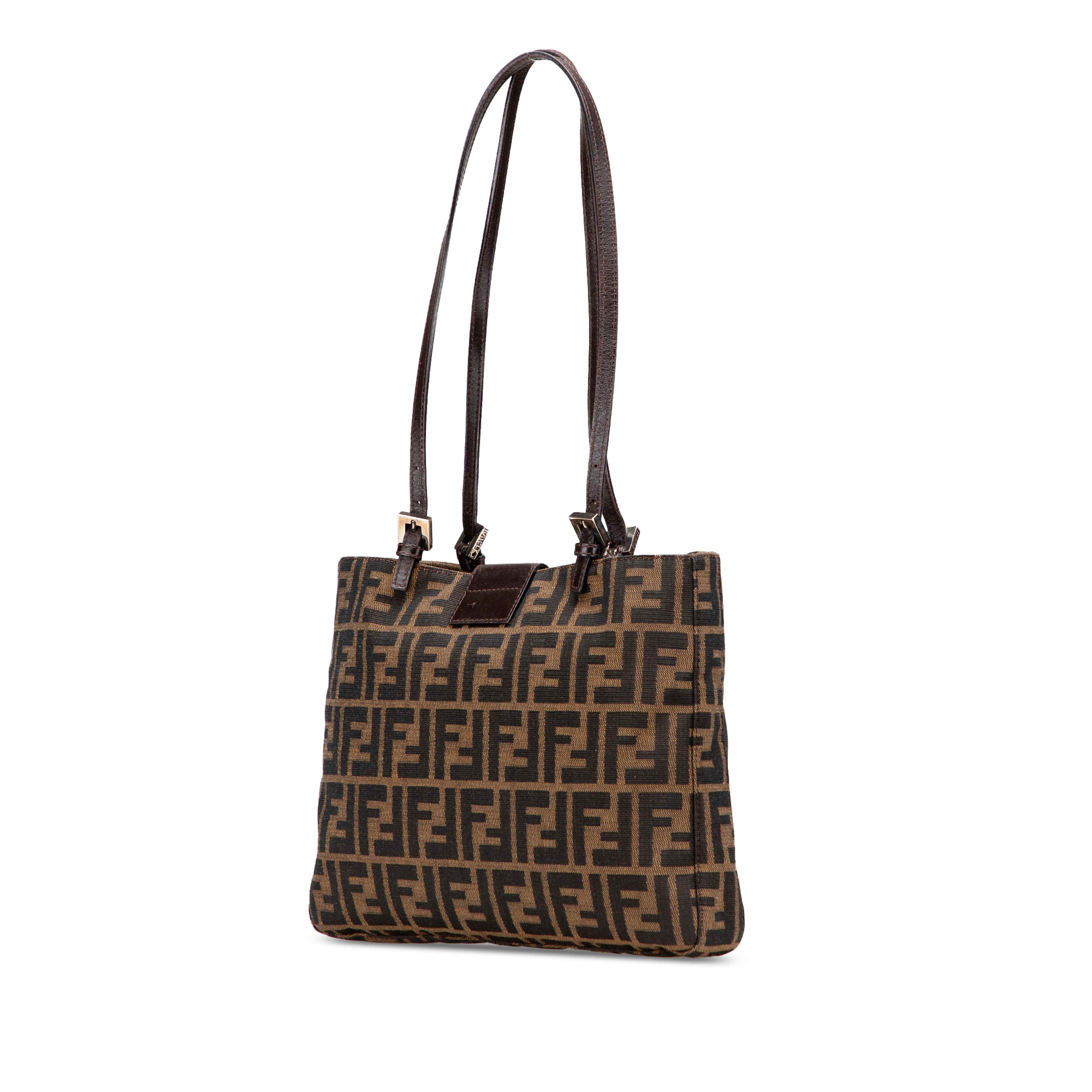 Fendi Zucca Canvas Shoulder Bag, från Luxclusif, i färgen brun. Klicka för att öppna bilden i stort format