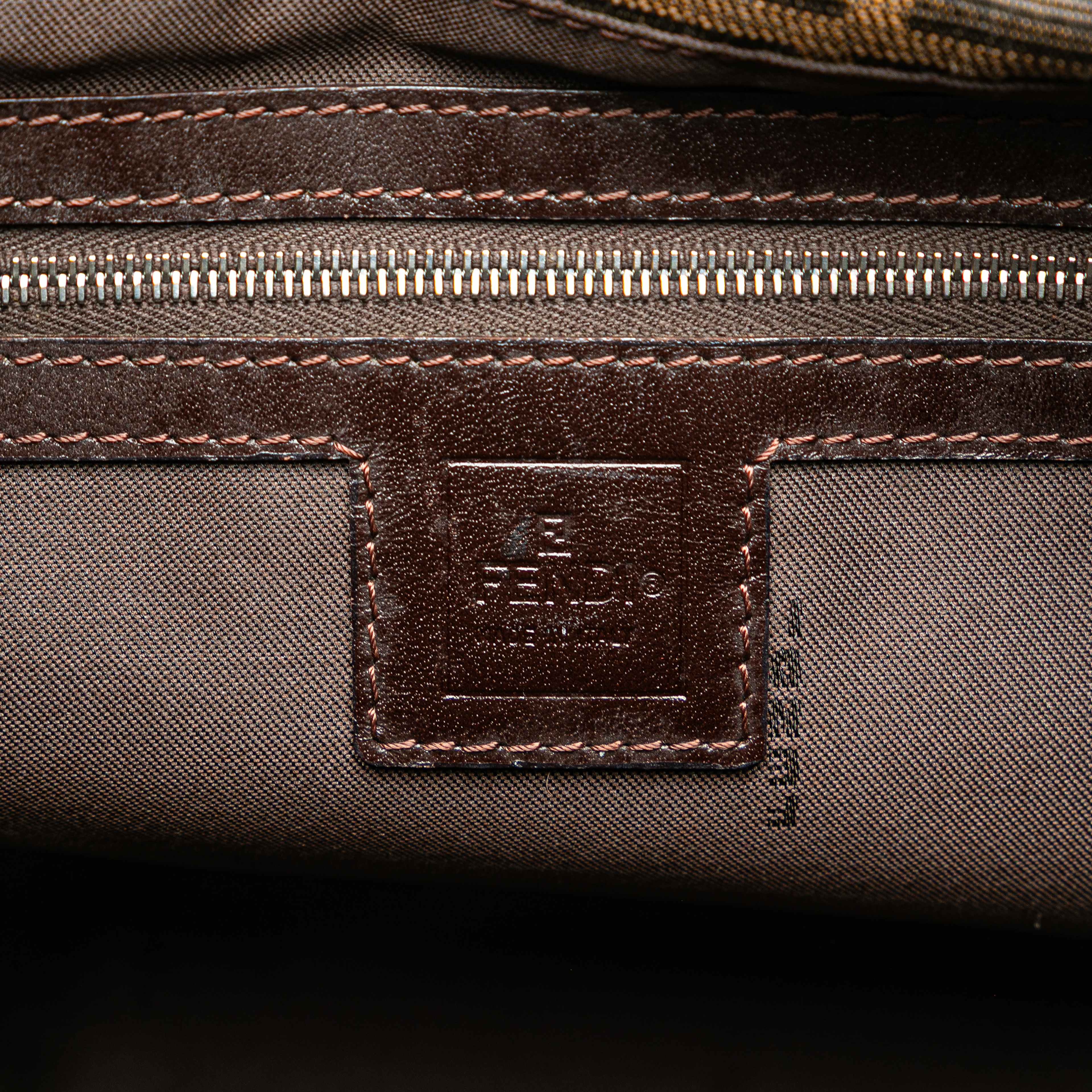 Fendi Zucca Canvas Shoulder Bag, från Luxclusif, i färgen brown. Klicka för att öppna bilden i stort format